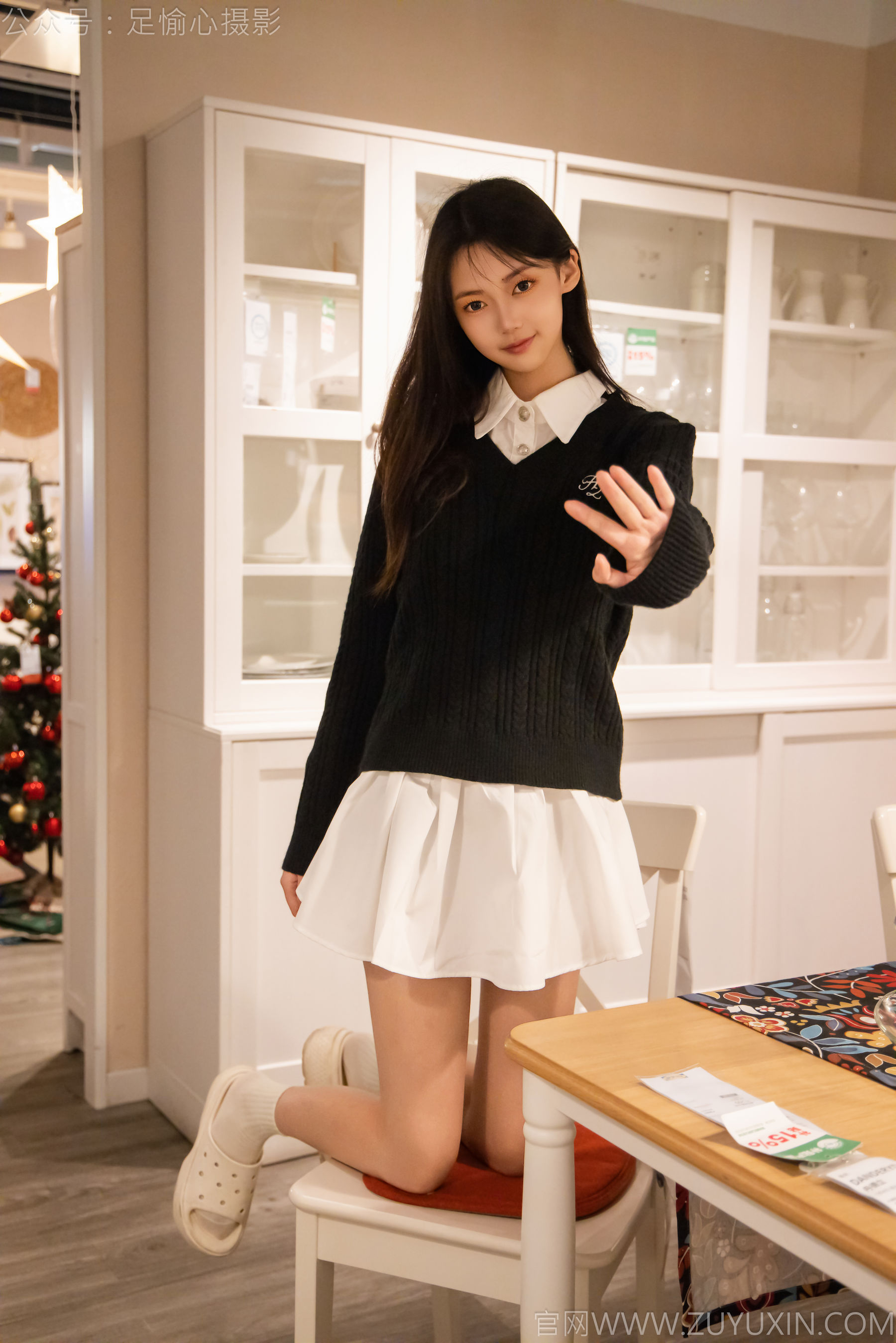 足愉心 No.013 鹿鹿 （搭配：黑色毛衣、白色短裙、洞洞鞋、白色棉袜、裸足）/(110P)
