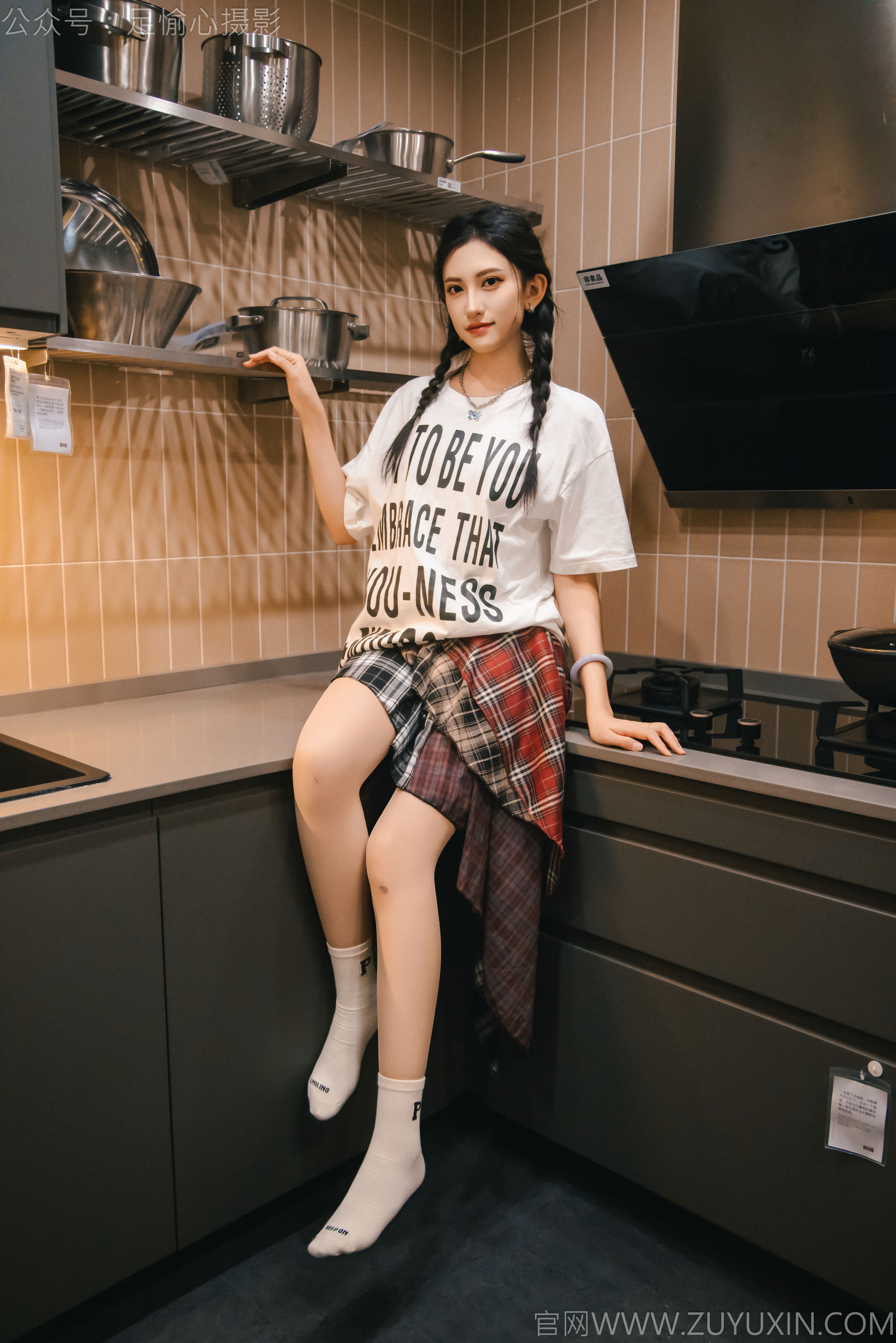 足愉心 No.015 可乐 （搭配：红色夹克、白T、短裙、马丁靴、肉丝色袜、白棉袜）/(120P)