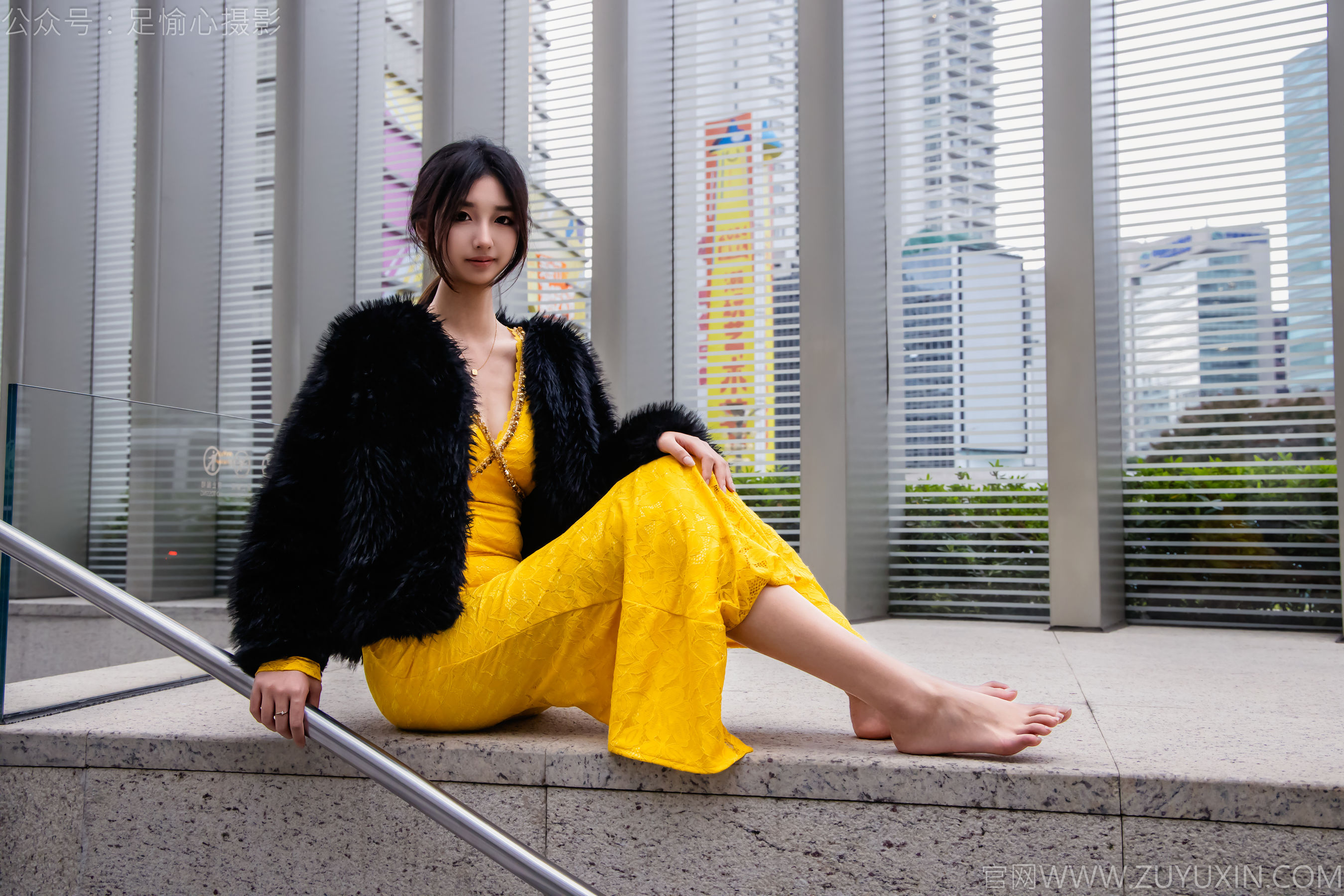 足愉心 No.010 星朵 （搭配：黑色毛衫、黄色连衣裙、绒毛拖鞋、白色棉袜、裸足）/(110P)