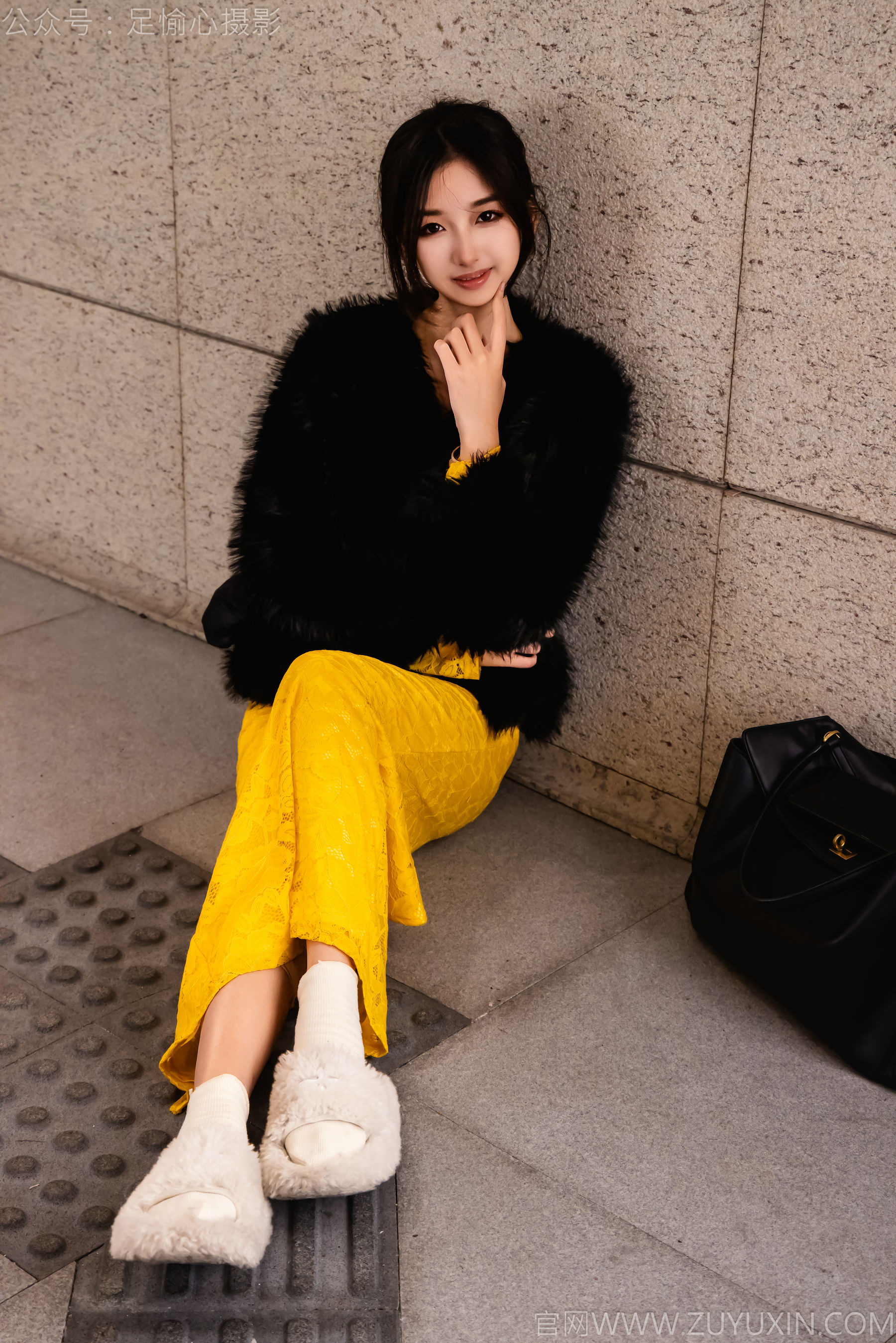 足愉心 No.010 星朵 （搭配：黑色毛衫、黄色连衣裙、绒毛拖鞋、白色棉袜、裸足）/(110P)