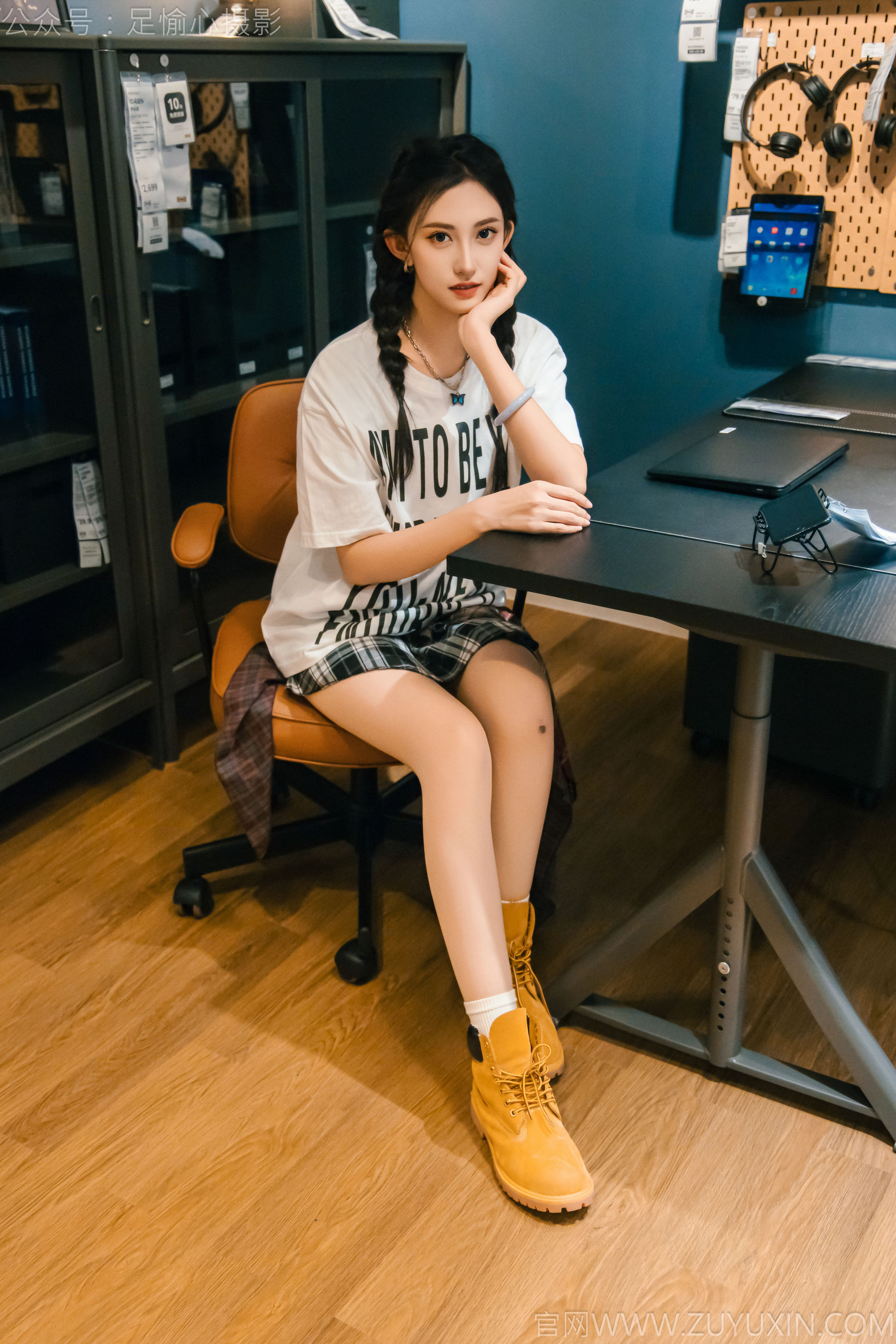 足愉心 No.015 可乐 （搭配：红色夹克、白T、短裙、马丁靴、肉丝色袜、白棉袜）/(120P)