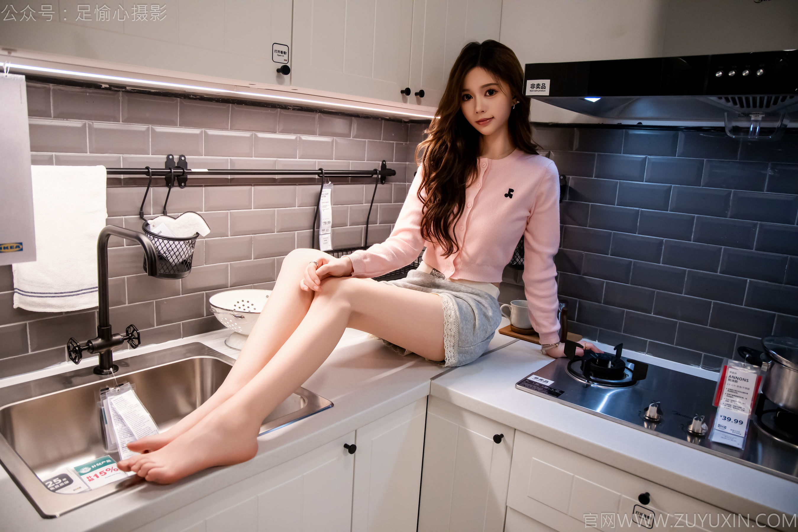 足愉心 No.014 心凌 （搭配：粉色上衣、灰色短裤、宽松板鞋、白色棉袜、裸足）/(125P)