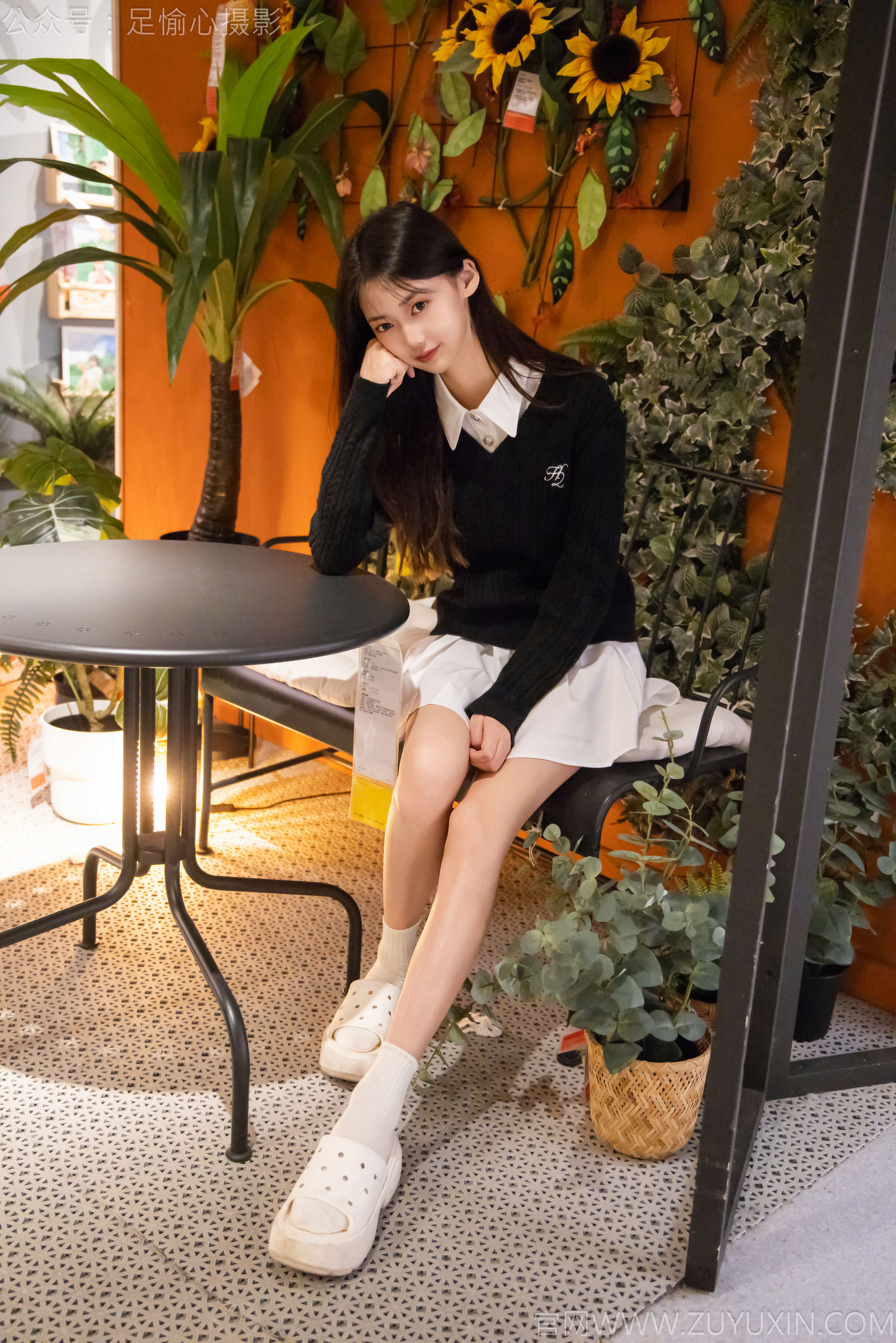 足愉心 No.013 鹿鹿 （搭配：黑色毛衣、白色短裙、洞洞鞋、白色棉袜、裸足）/(110P)