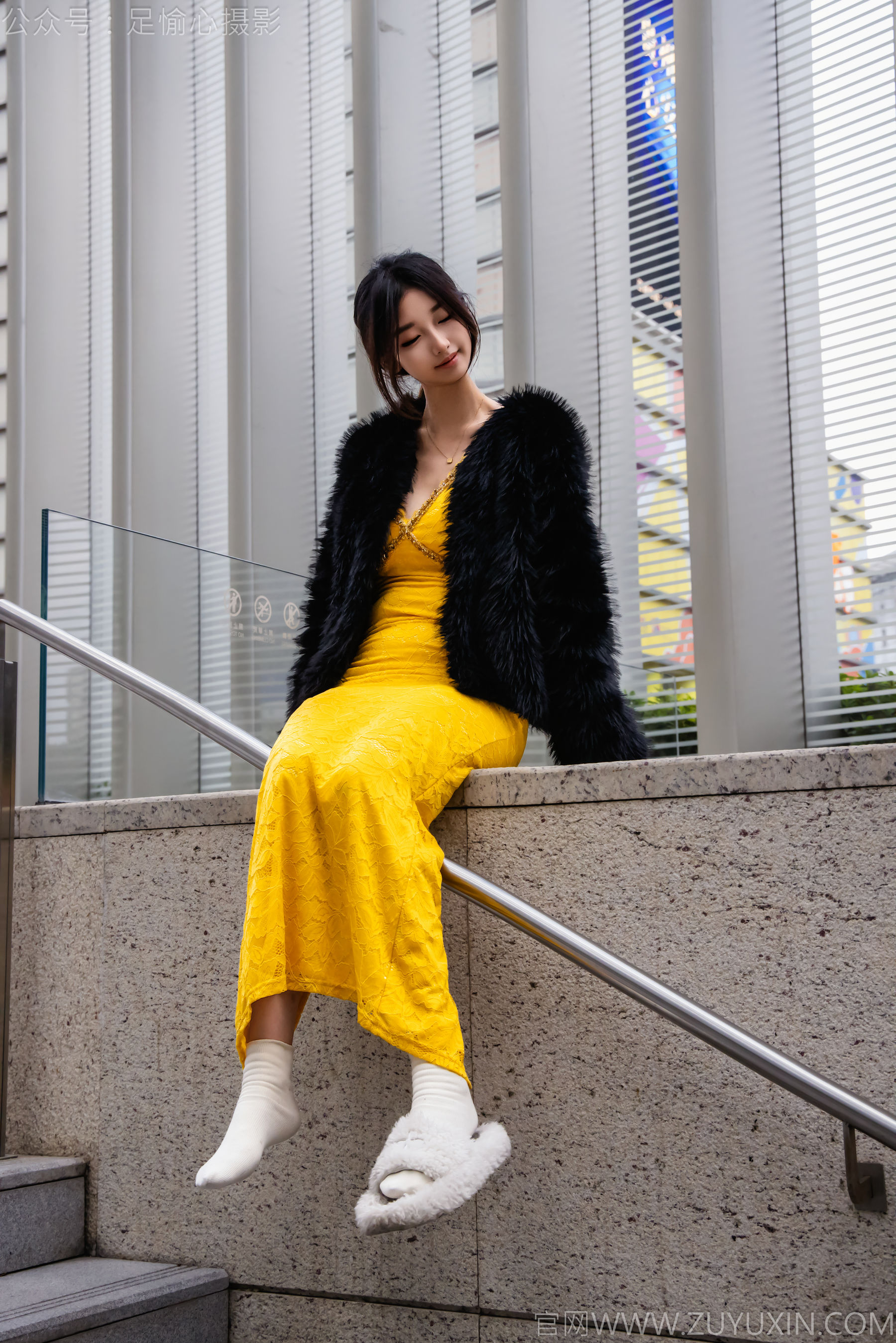 足愉心 No.010 星朵 （搭配：黑色毛衫、黄色连衣裙、绒毛拖鞋、白色棉袜、裸足）/(110P)