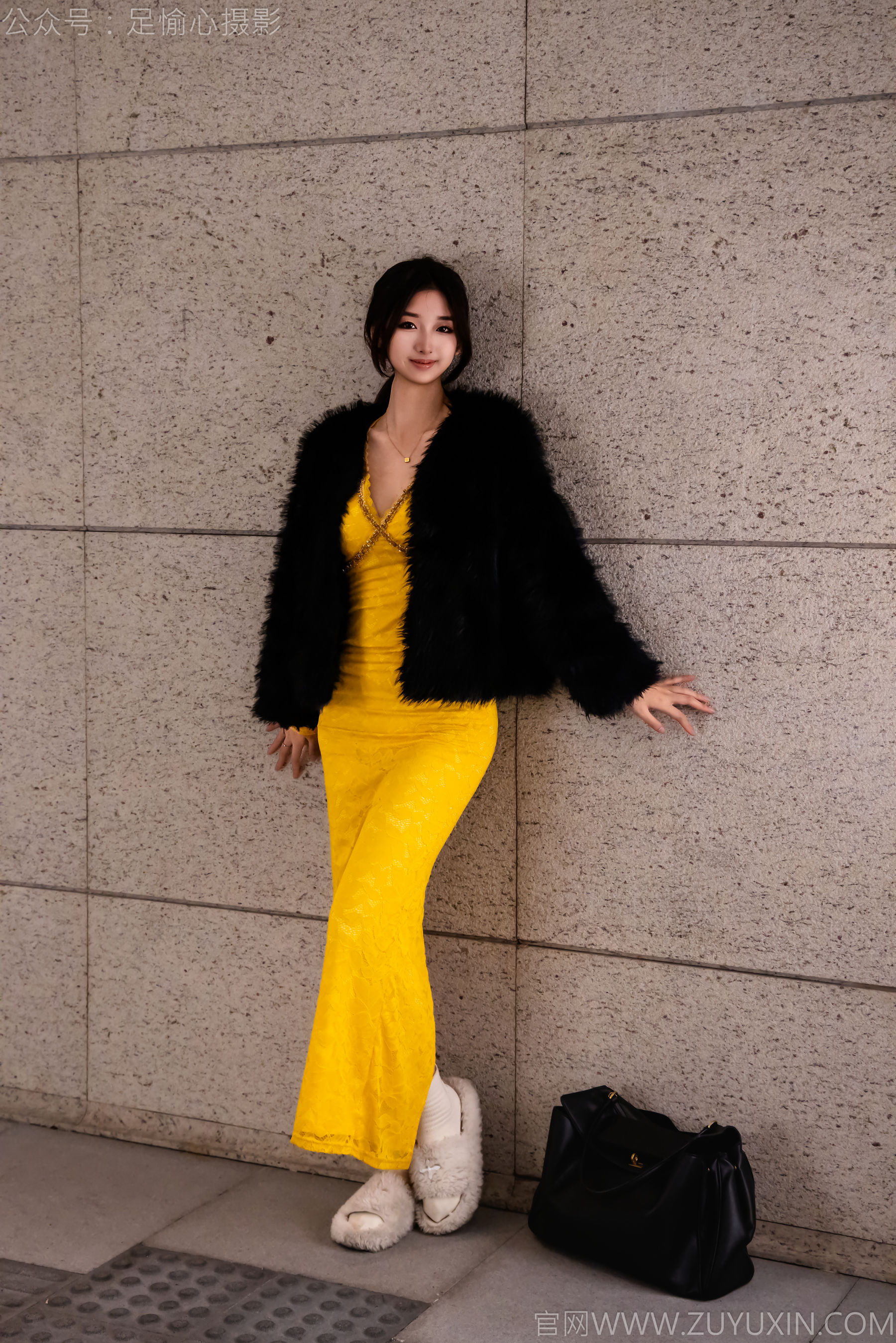 足愉心 No.010 星朵 （搭配：黑色毛衫、黄色连衣裙、绒毛拖鞋、白色棉袜、裸足）/(110P)