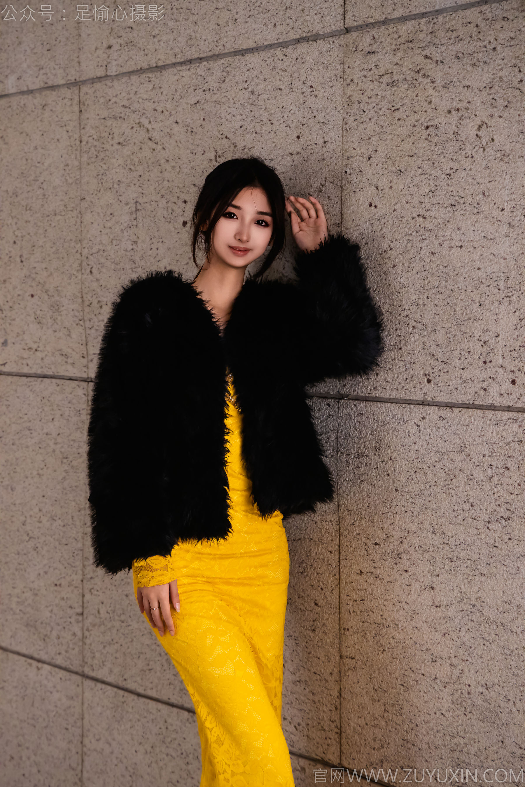 足愉心 No.010 星朵 （搭配：黑色毛衫、黄色连衣裙、绒毛拖鞋、白色棉袜、裸足）/(110P)