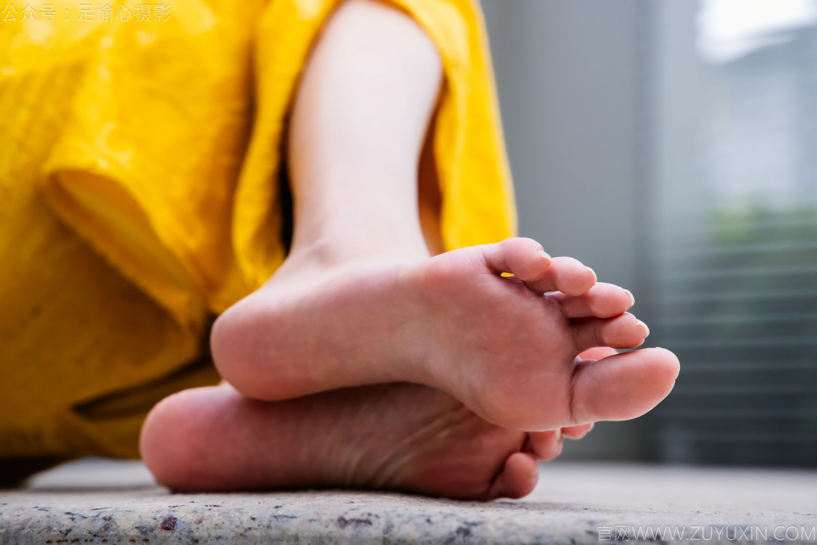 足愉心 No.010 星朵 （搭配：黑色毛衫、黄色连衣裙、绒毛拖鞋、白色棉袜、裸足）/(110P)