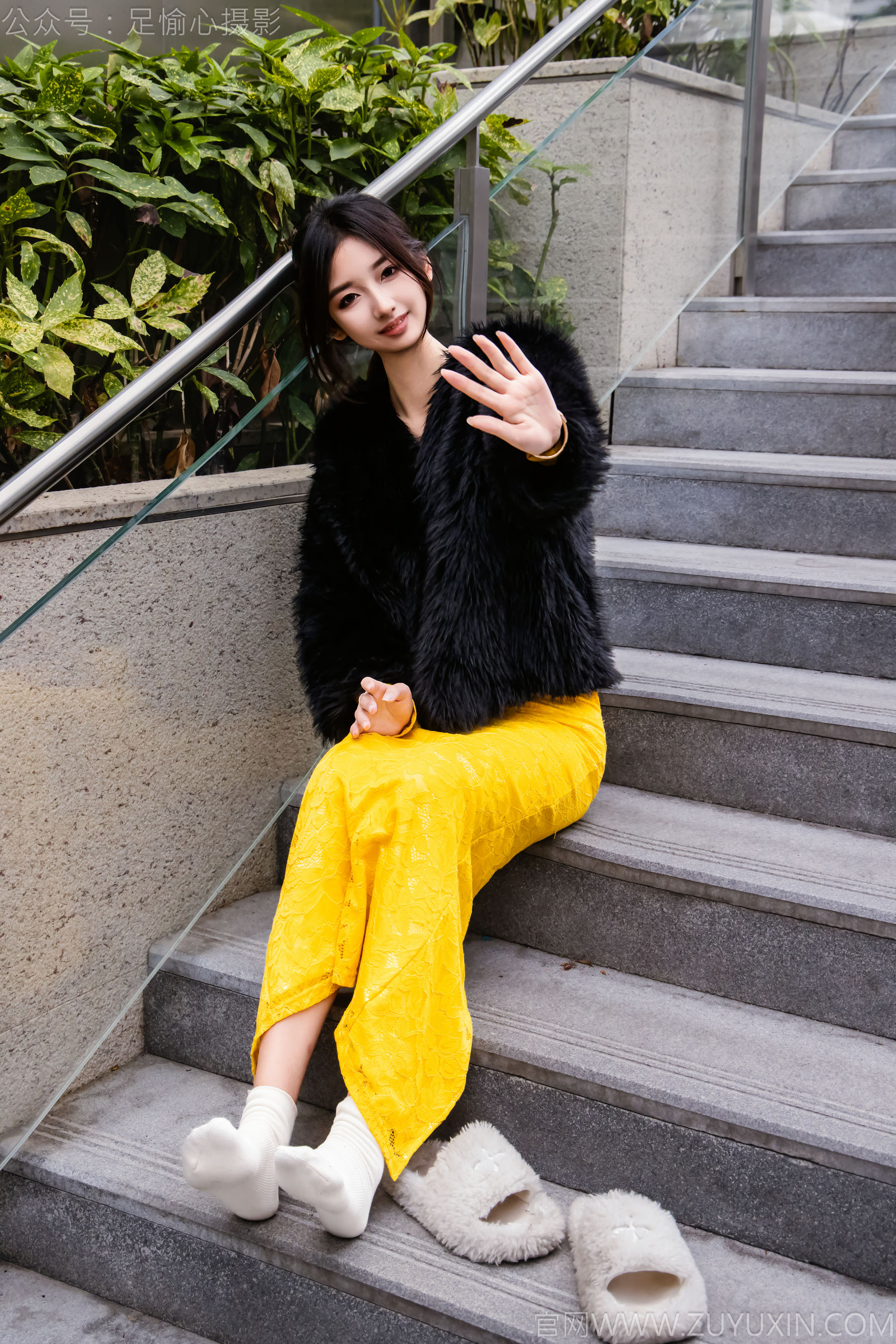 足愉心 No.010 星朵 （搭配：黑色毛衫、黄色连衣裙、绒毛拖鞋、白色棉袜、裸足）/(110P)
