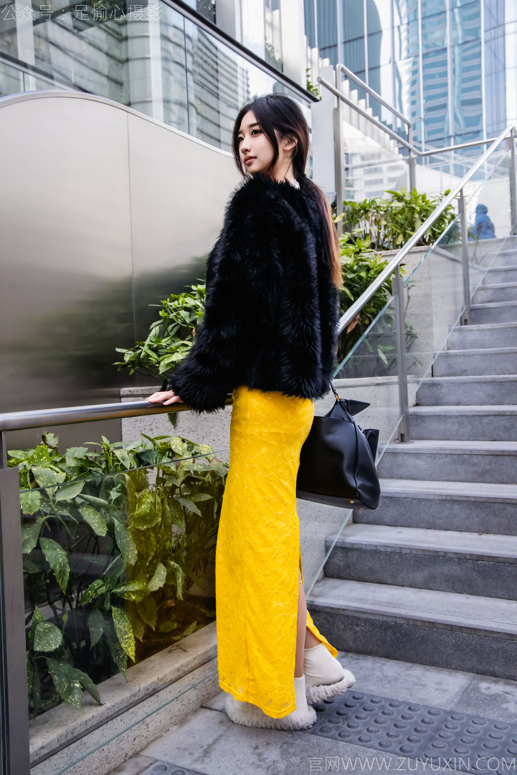 足愉心 No.010 星朵 （搭配：黑色毛衫、黄色连衣裙、绒毛拖鞋、白色棉袜、裸足）/(110P)