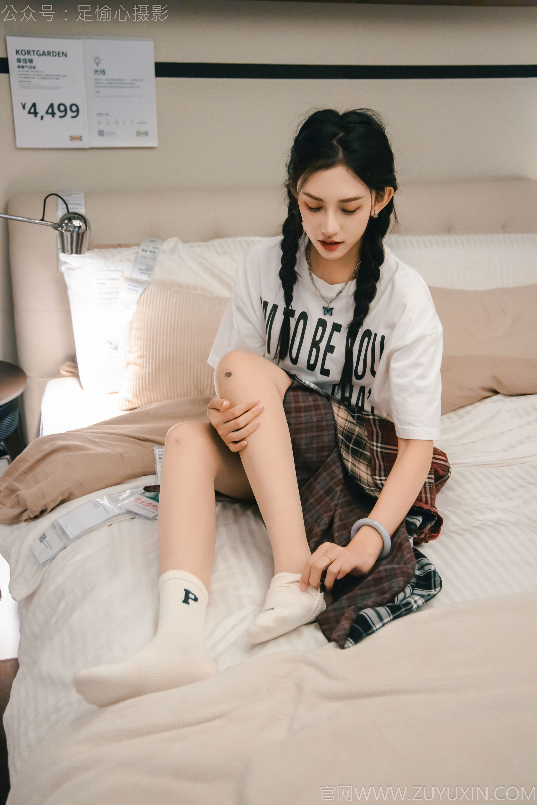 足愉心 No.015 可乐 （搭配：红色夹克、白T、短裙、马丁靴、肉丝色袜、白棉袜）/(120P)