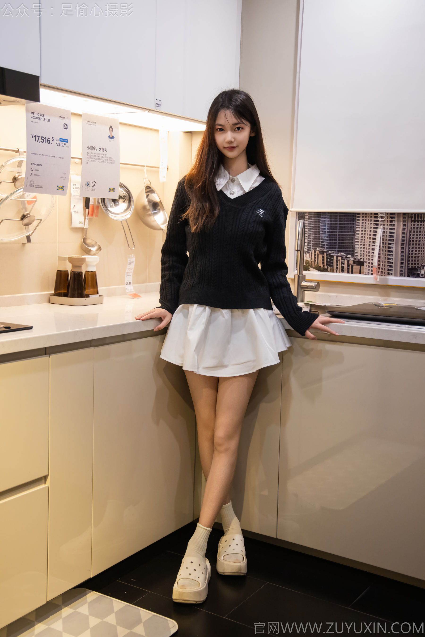 足愉心 No.013 鹿鹿 （搭配：黑色毛衣、白色短裙、洞洞鞋、白色棉袜、裸足）/(110P)