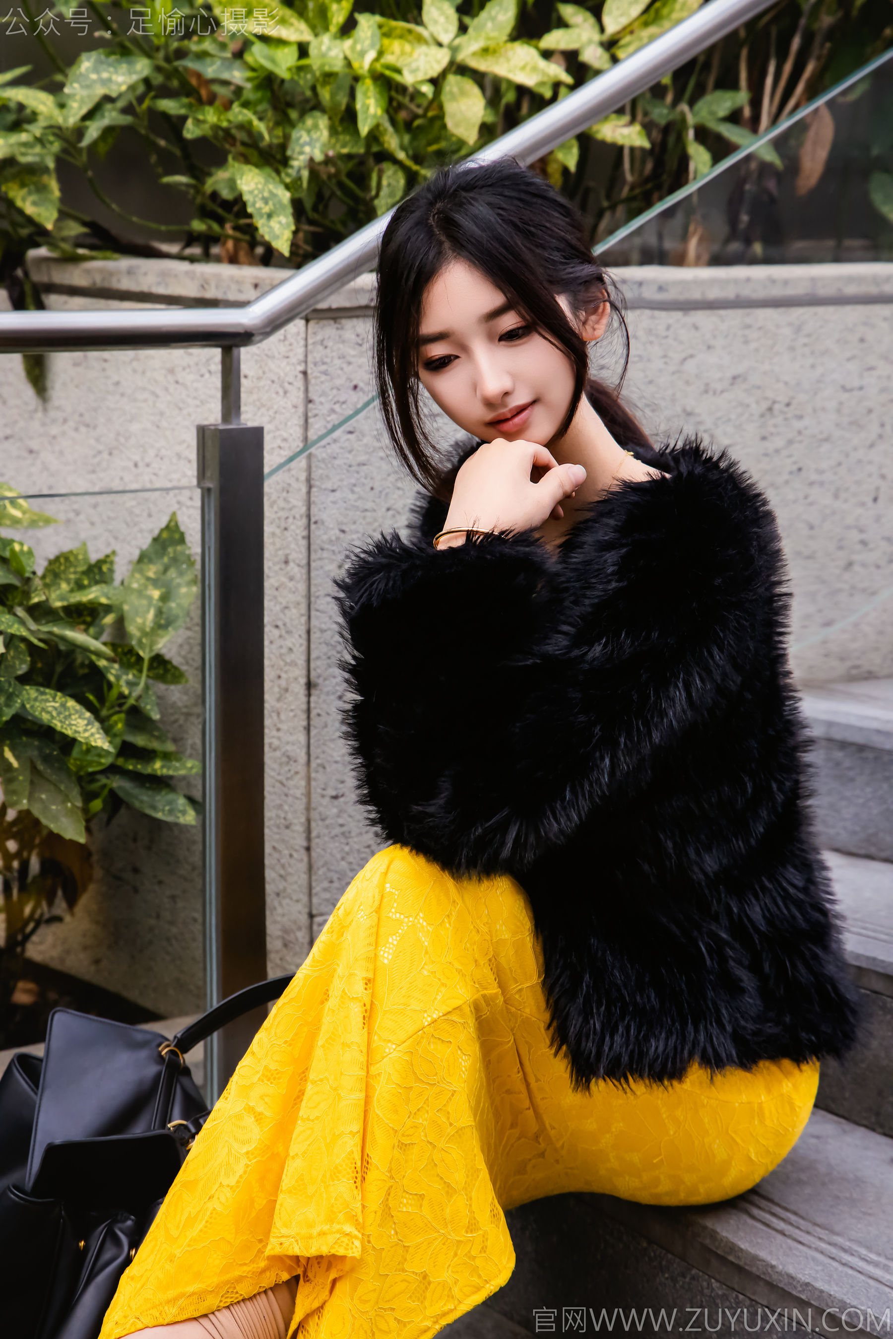 足愉心 No.010 星朵 （搭配：黑色毛衫、黄色连衣裙、绒毛拖鞋、白色棉袜、裸足）/(110P)