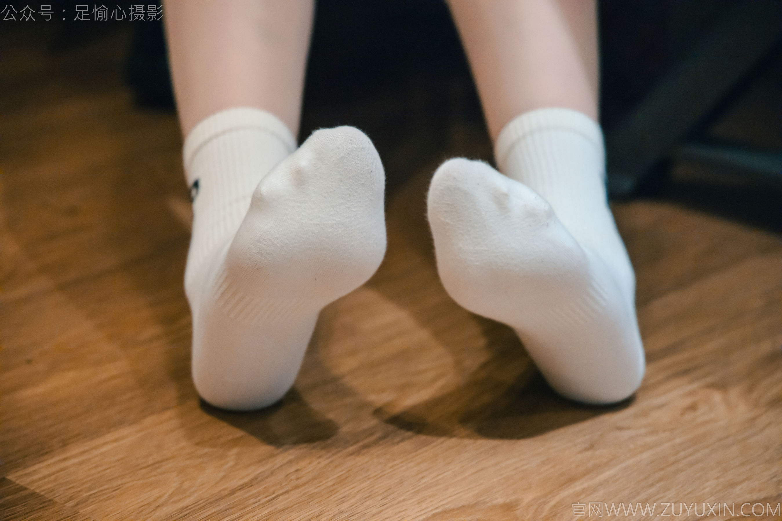 足愉心 No.015 可乐 （搭配：红色夹克、白T、短裙、马丁靴、肉丝色袜、白棉袜）/(120P)