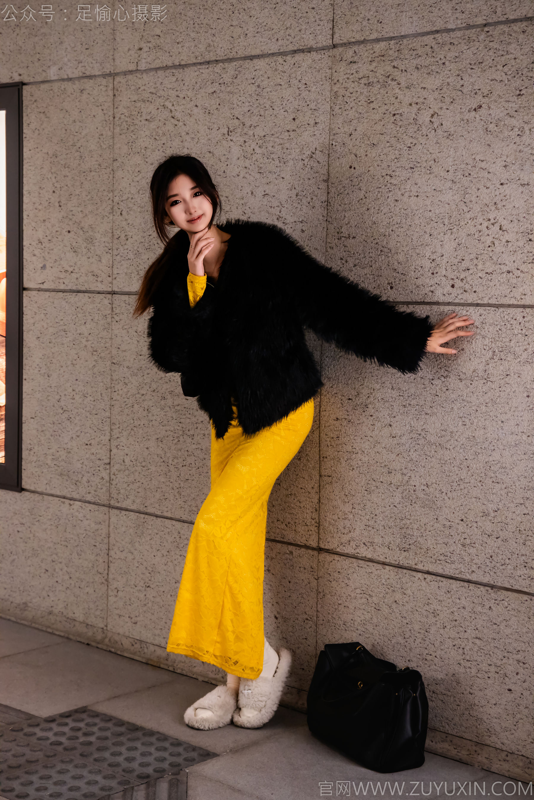 足愉心 No.010 星朵 （搭配：黑色毛衫、黄色连衣裙、绒毛拖鞋、白色棉袜、裸足）/(110P)
