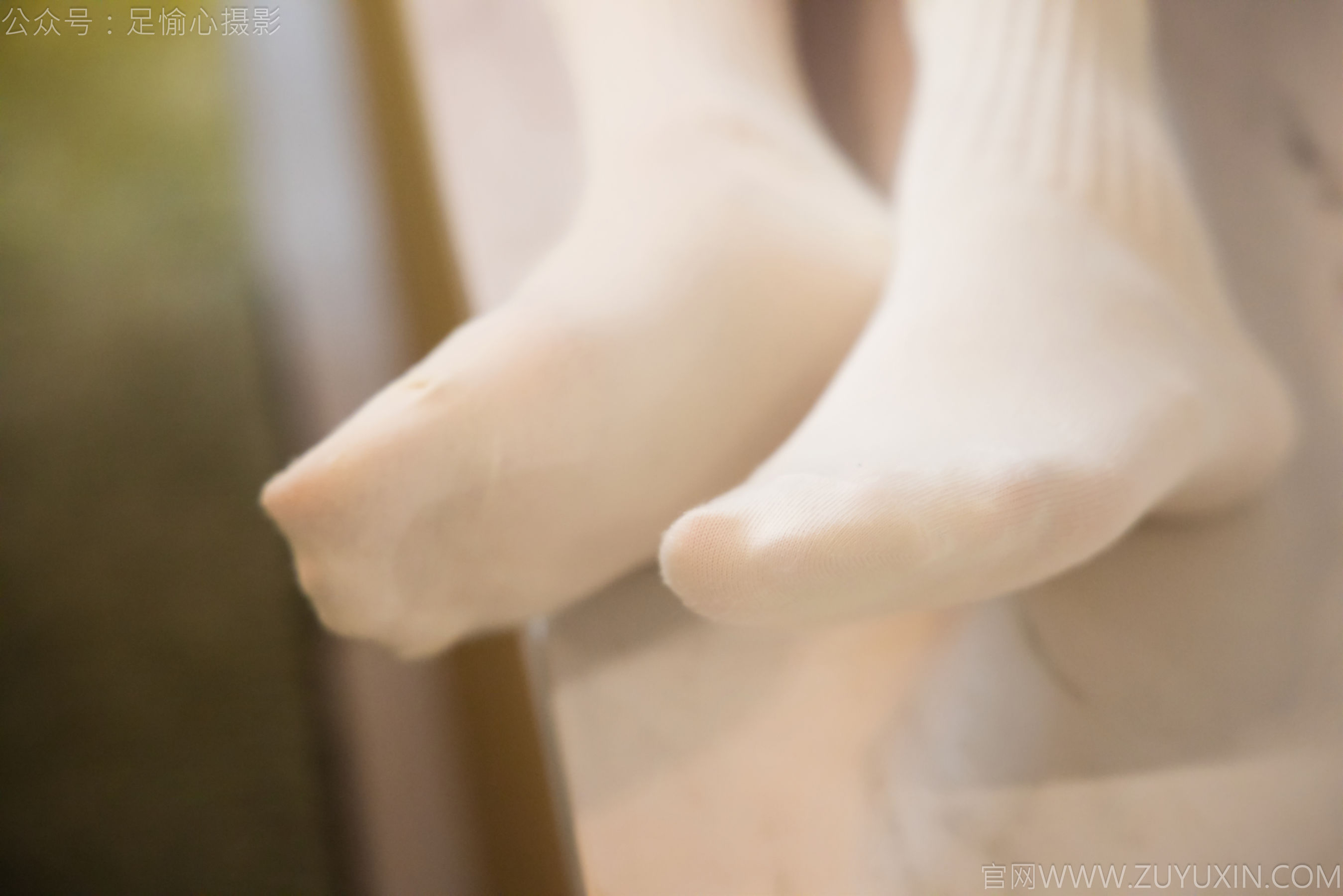 足愉心 No.013 鹿鹿 （搭配：黑色毛衣、白色短裙、洞洞鞋、白色棉袜、裸足）/(110P)