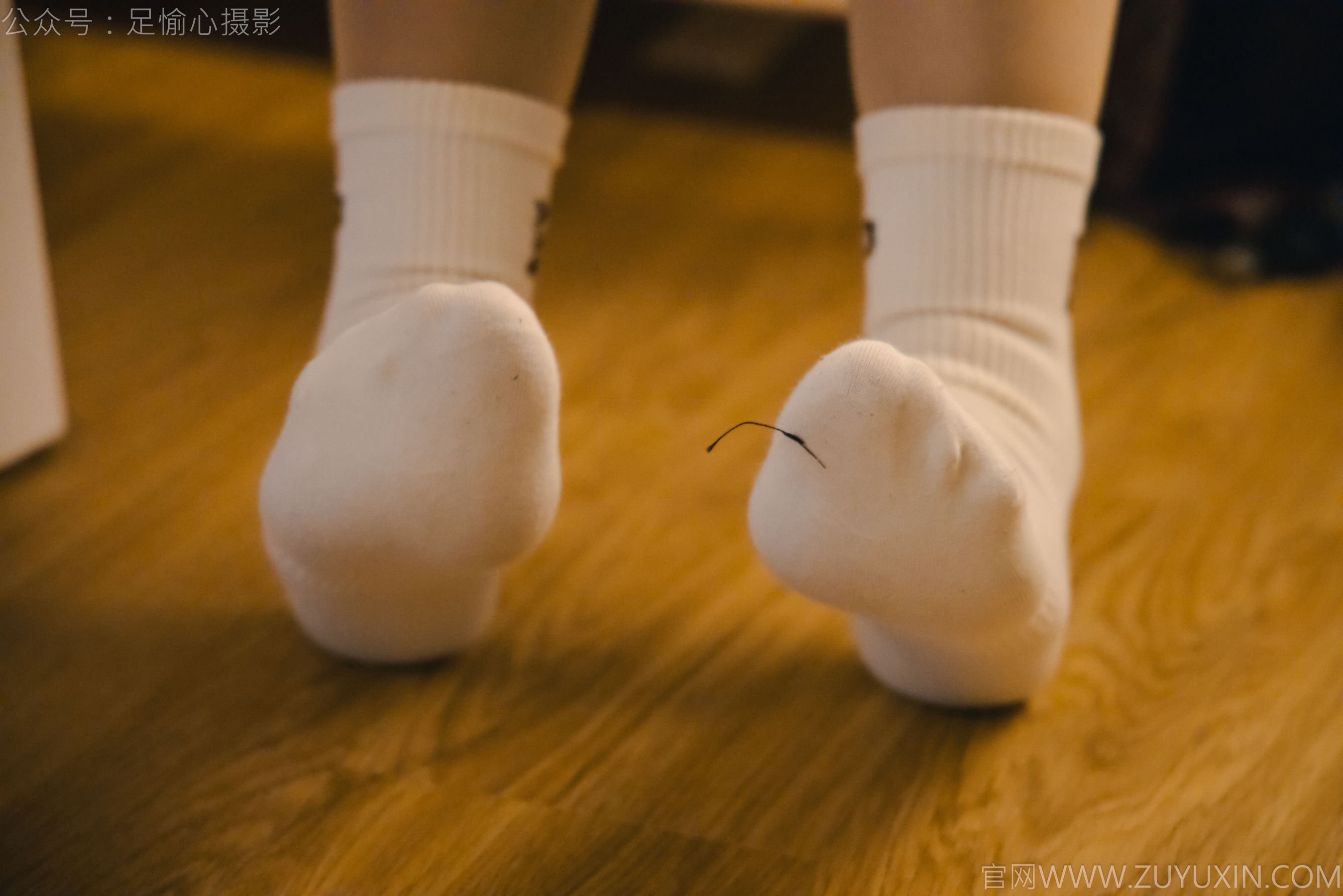 足愉心 No.015 可乐 （搭配：红色夹克、白T、短裙、马丁靴、肉丝色袜、白棉袜）/(120P)