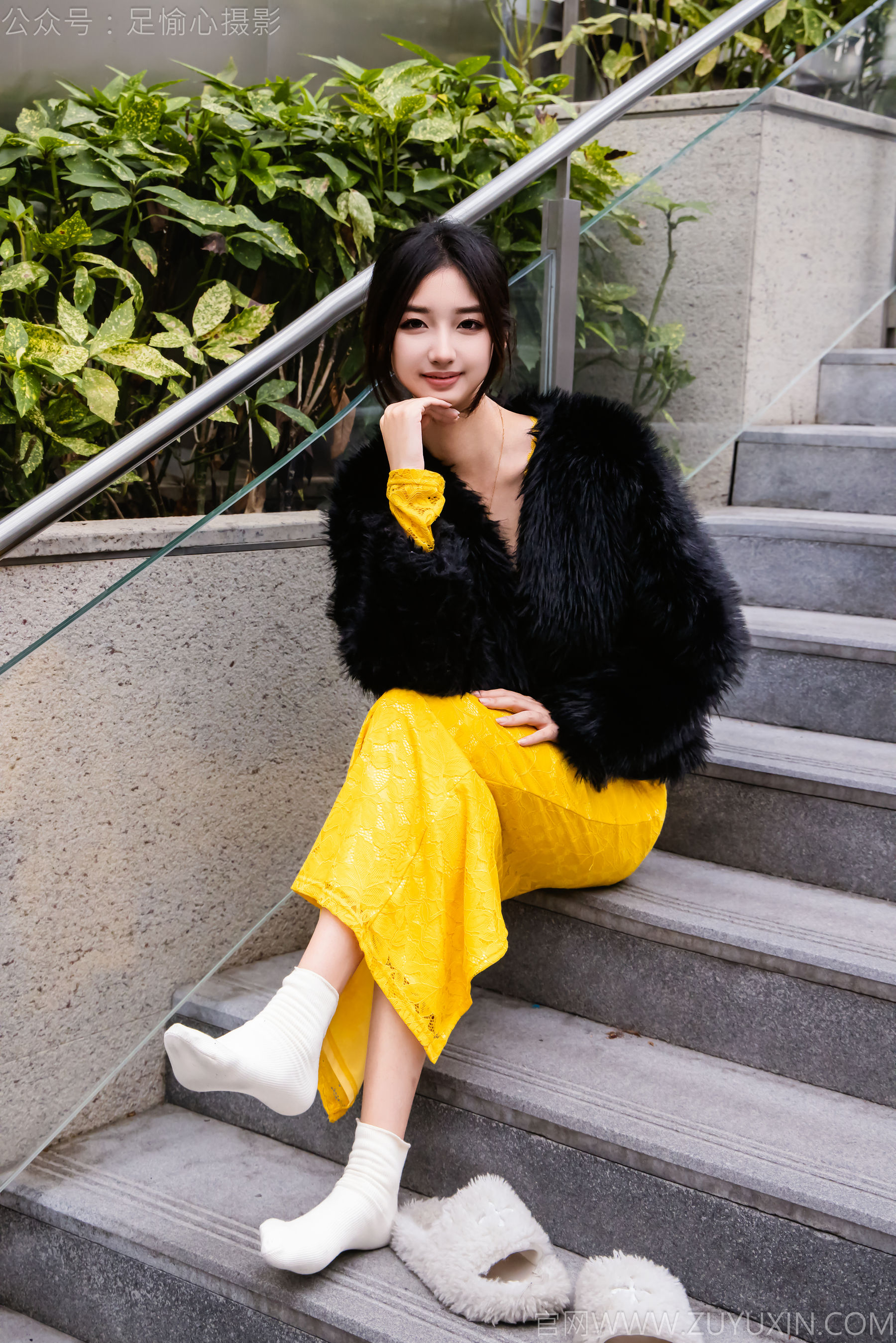 足愉心 No.010 星朵 （搭配：黑色毛衫、黄色连衣裙、绒毛拖鞋、白色棉袜、裸足）/(110P)
