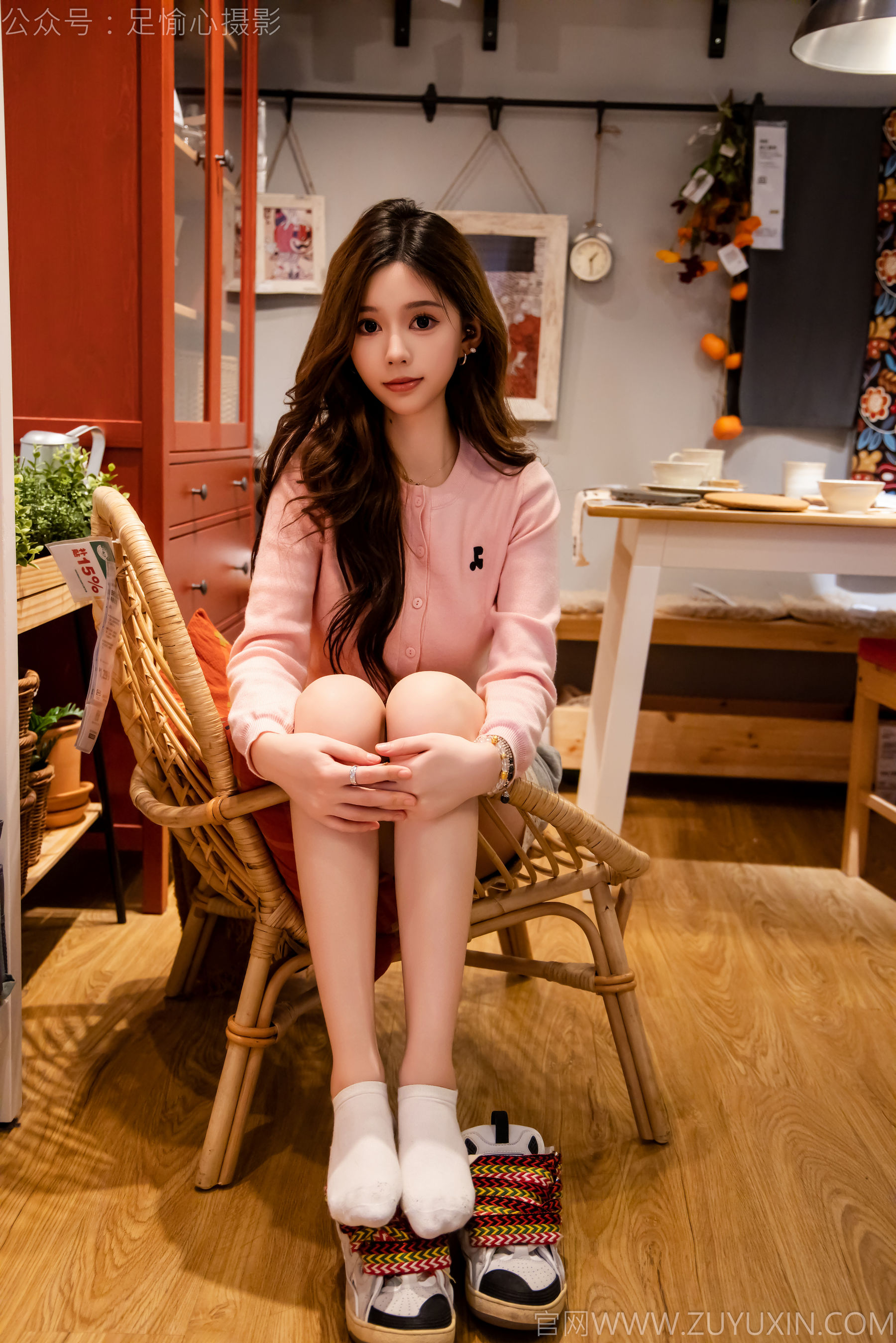 足愉心 No.014 心凌 （搭配：粉色上衣、灰色短裤、宽松板鞋、白色棉袜、裸足）/(125P)
