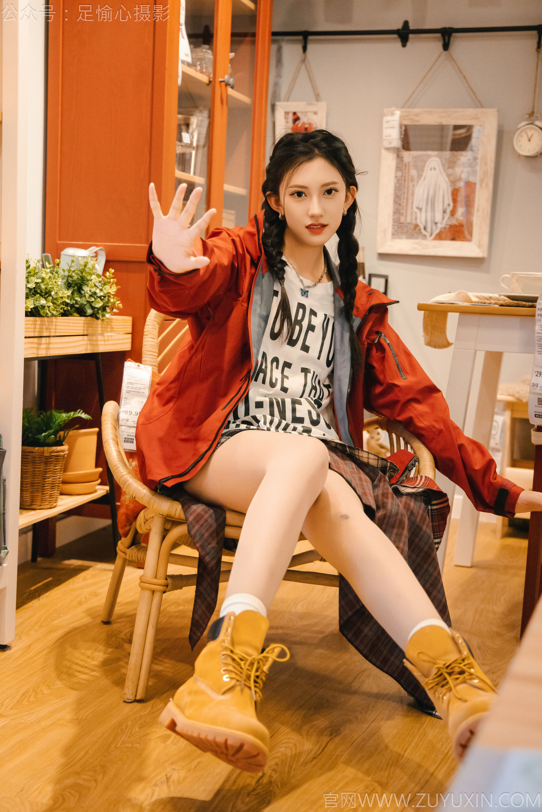 足愉心 No.015 可乐 （搭配：红色夹克、白T、短裙、马丁靴、肉丝色袜、白棉袜）/(120P)