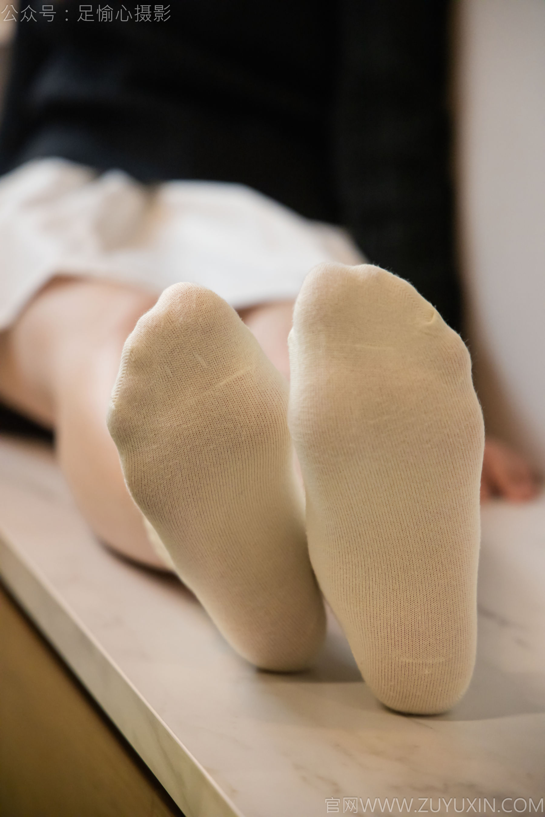 足愉心 No.013 鹿鹿 （搭配：黑色毛衣、白色短裙、洞洞鞋、白色棉袜、裸足）/(110P)