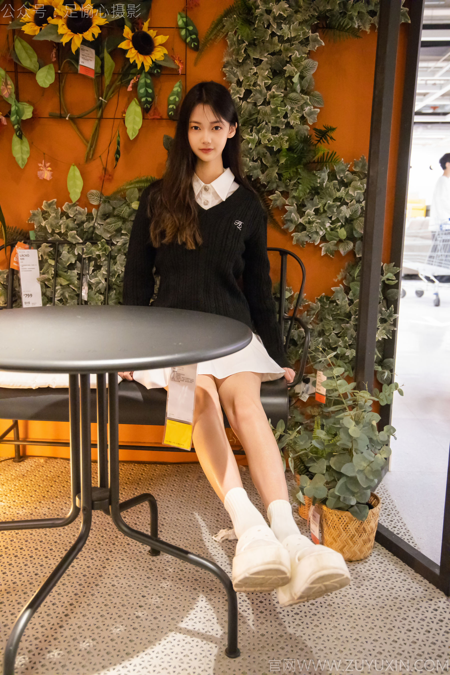 足愉心 No.013 鹿鹿 （搭配：黑色毛衣、白色短裙、洞洞鞋、白色棉袜、裸足）/(110P)