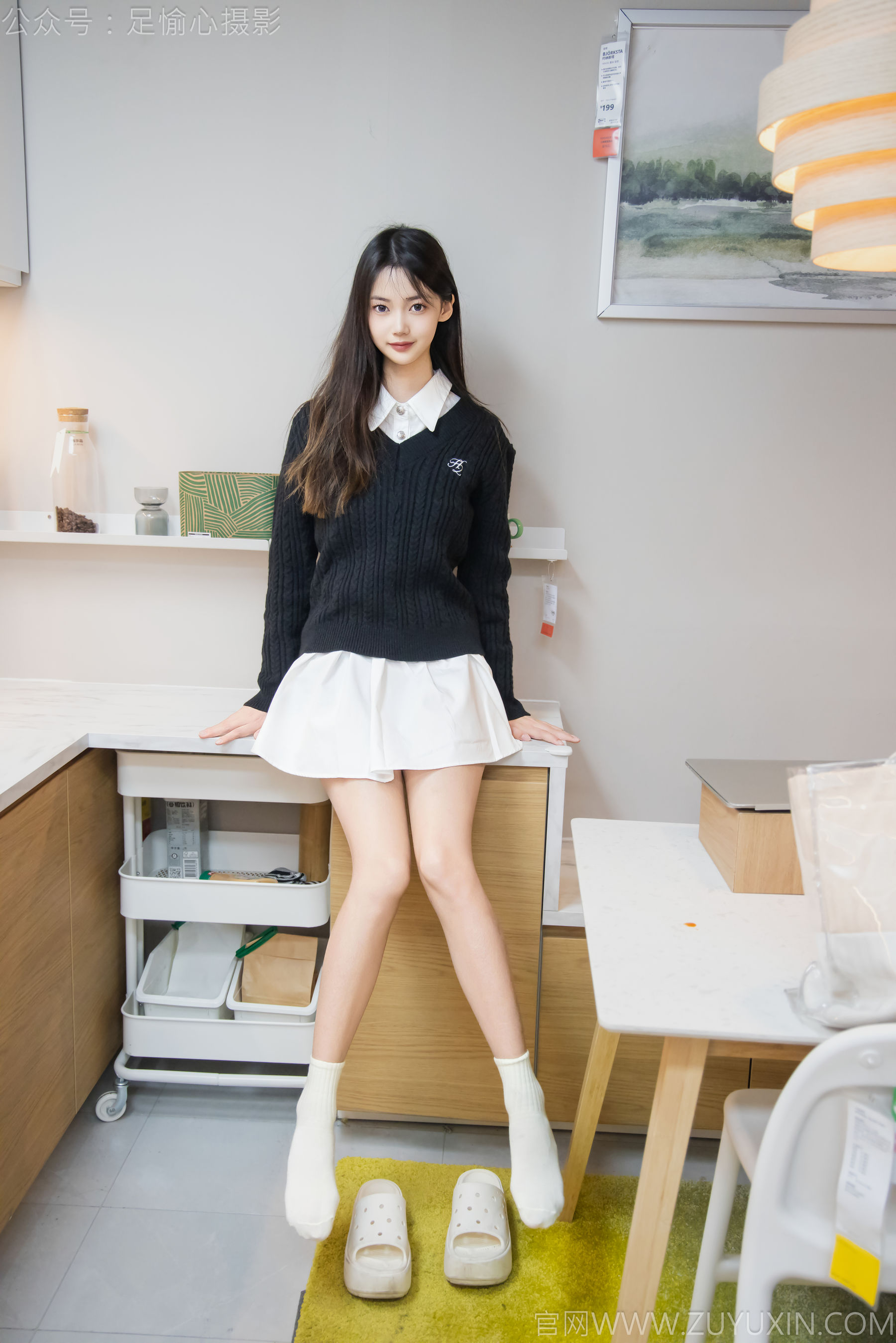 足愉心 No.013 鹿鹿 （搭配：黑色毛衣、白色短裙、洞洞鞋、白色棉袜、裸足）/(110P)