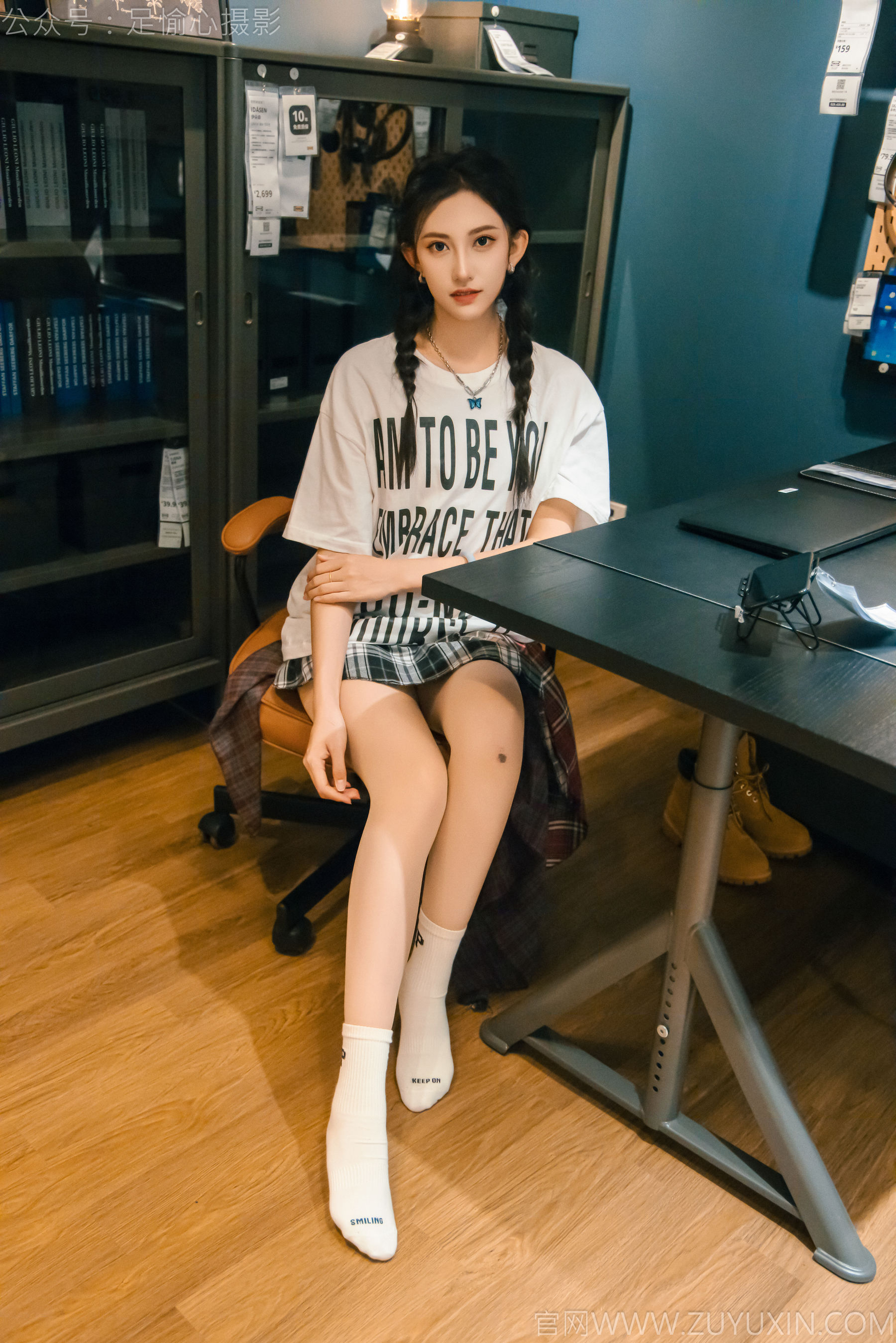 足愉心 No.015 可乐 （搭配：红色夹克、白T、短裙、马丁靴、肉丝色袜、白棉袜）/(120P)