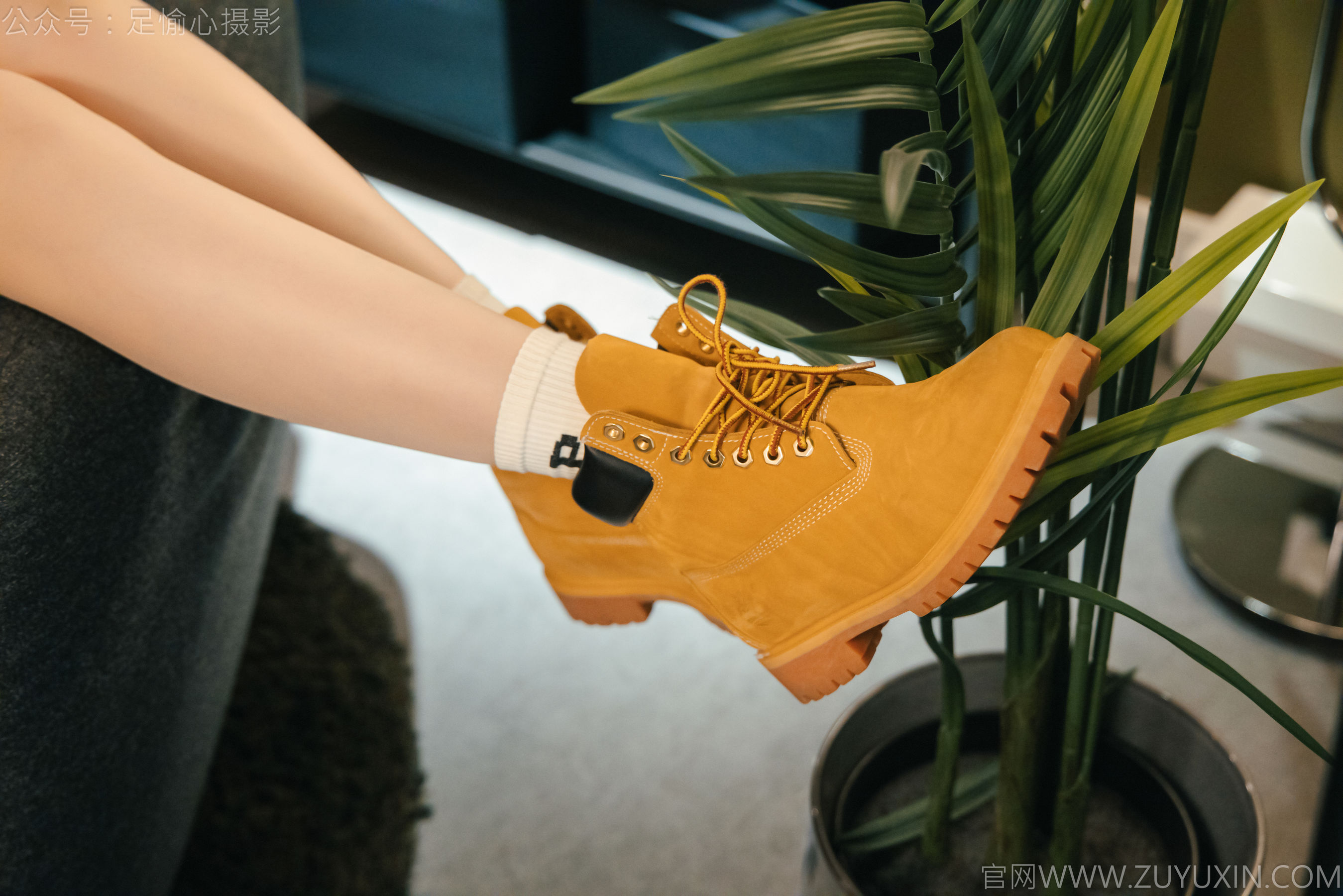 足愉心 No.015 可乐 （搭配：红色夹克、白T、短裙、马丁靴、肉丝色袜、白棉袜）/(120P)