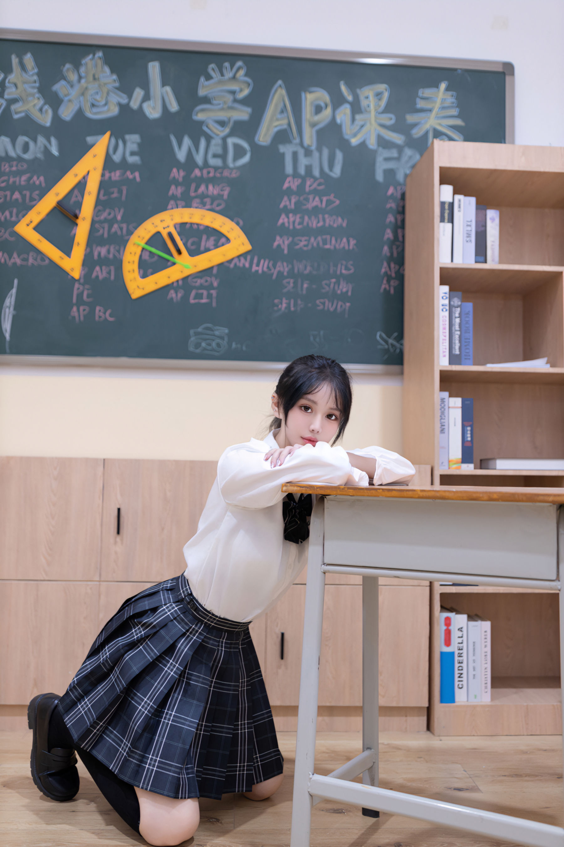 谢小蒽 教室调教写真/(100P)