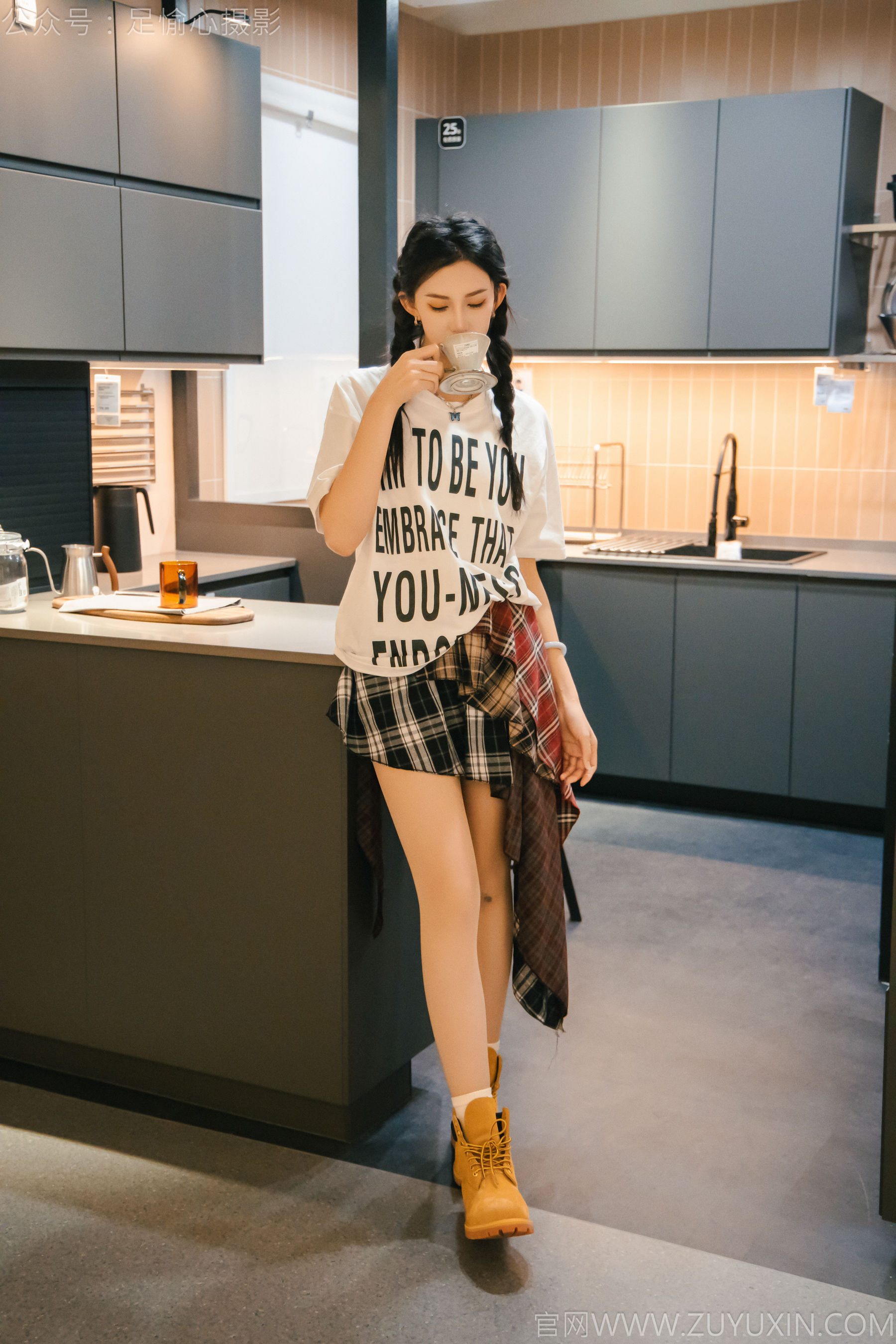 足愉心 No.015 可乐 （搭配：红色夹克、白T、短裙、马丁靴、肉丝色袜、白棉袜）/(120P)