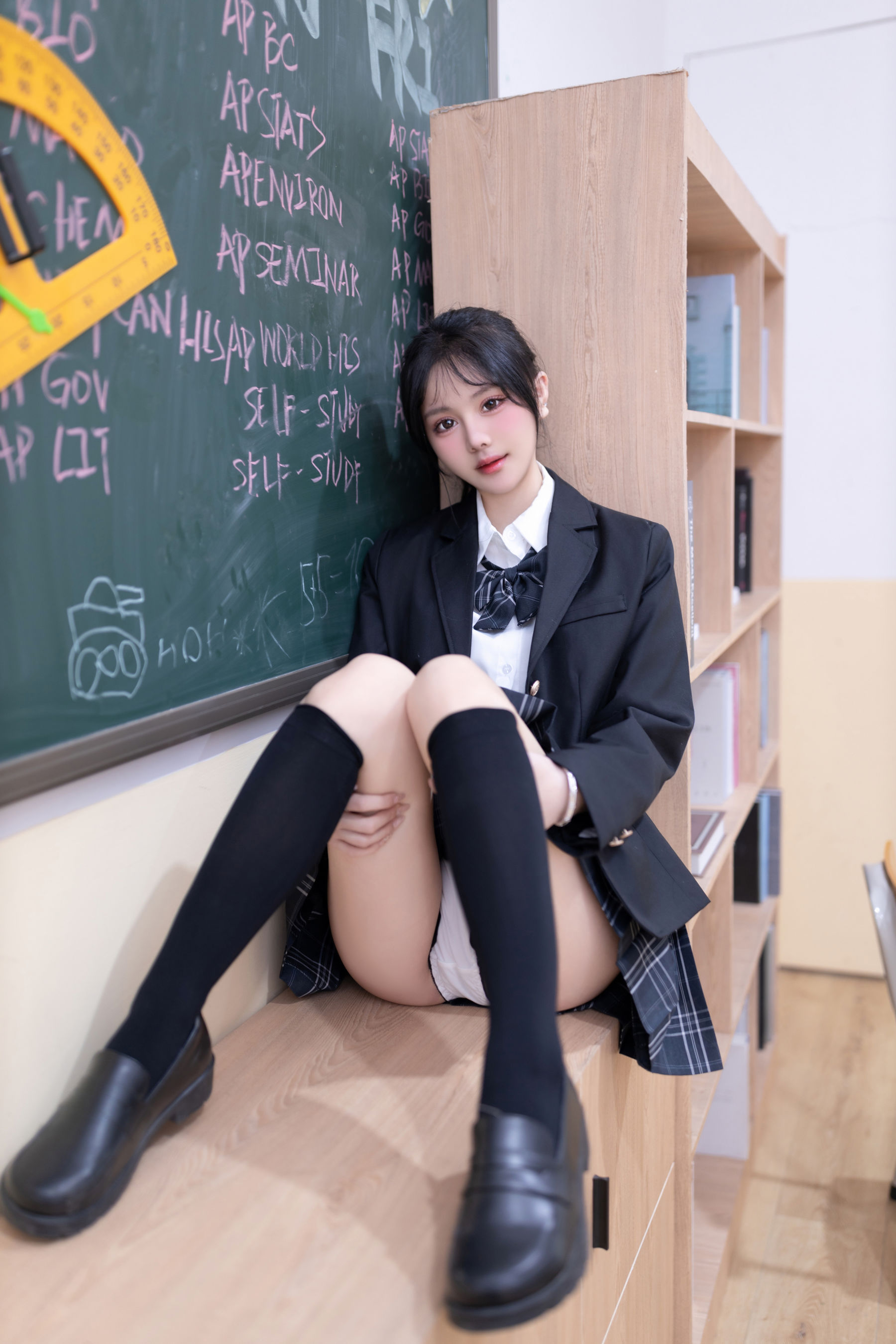 谢小蒽 教室调教写真/(100P)