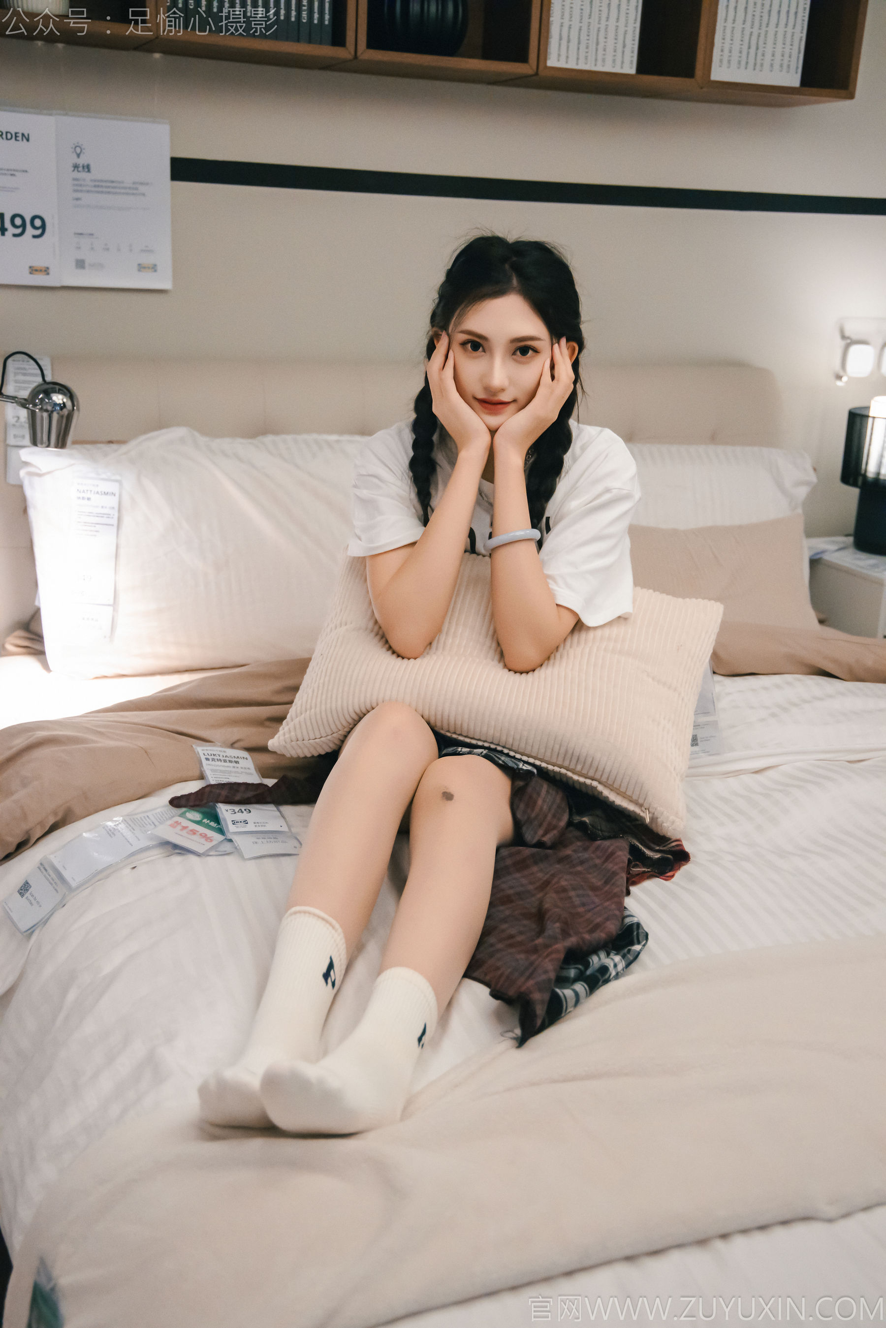 足愉心 No.015 可乐 （搭配：红色夹克、白T、短裙、马丁靴、肉丝色袜、白棉袜）/(120P)