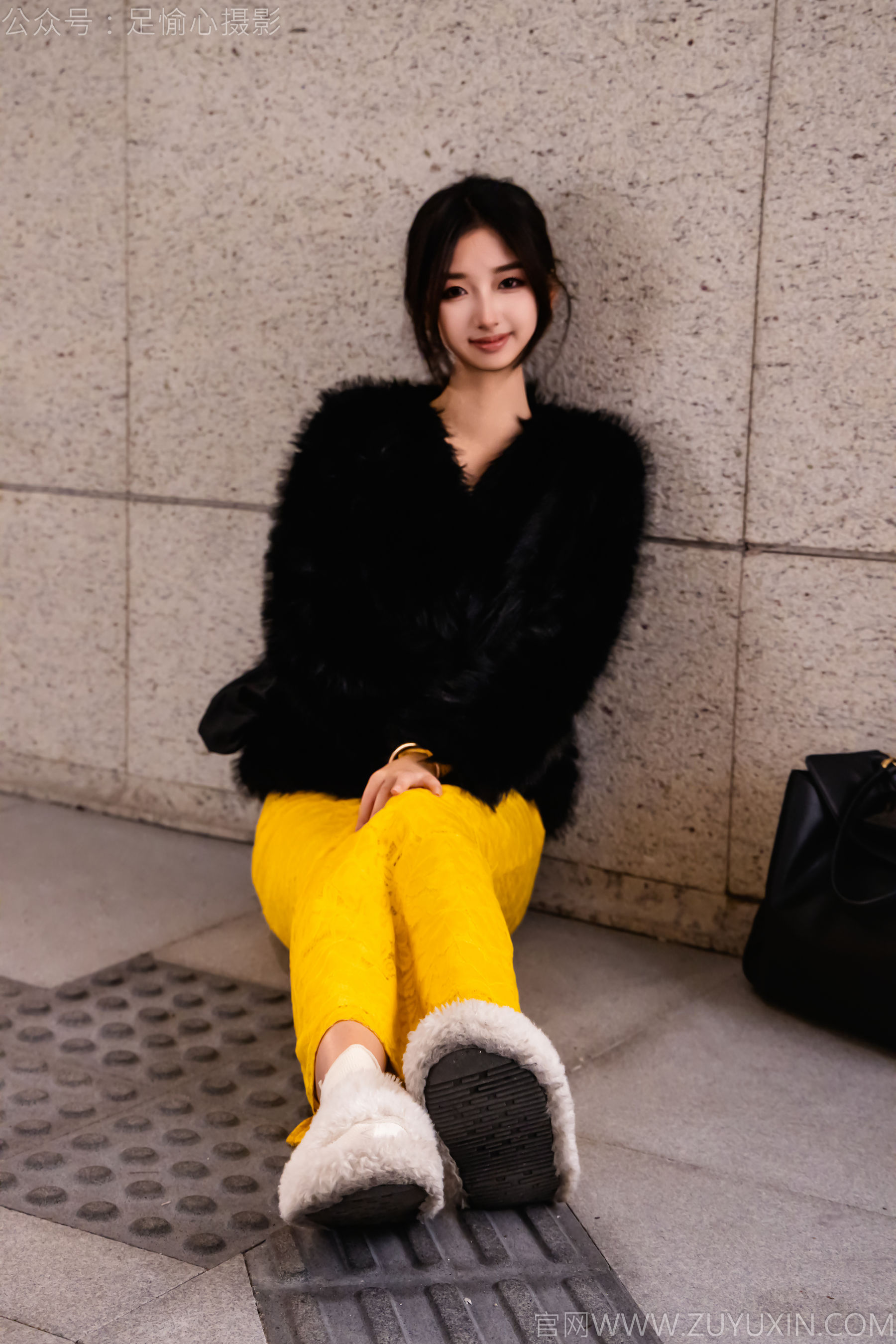 足愉心 No.010 星朵 （搭配：黑色毛衫、黄色连衣裙、绒毛拖鞋、白色棉袜、裸足）/(110P)