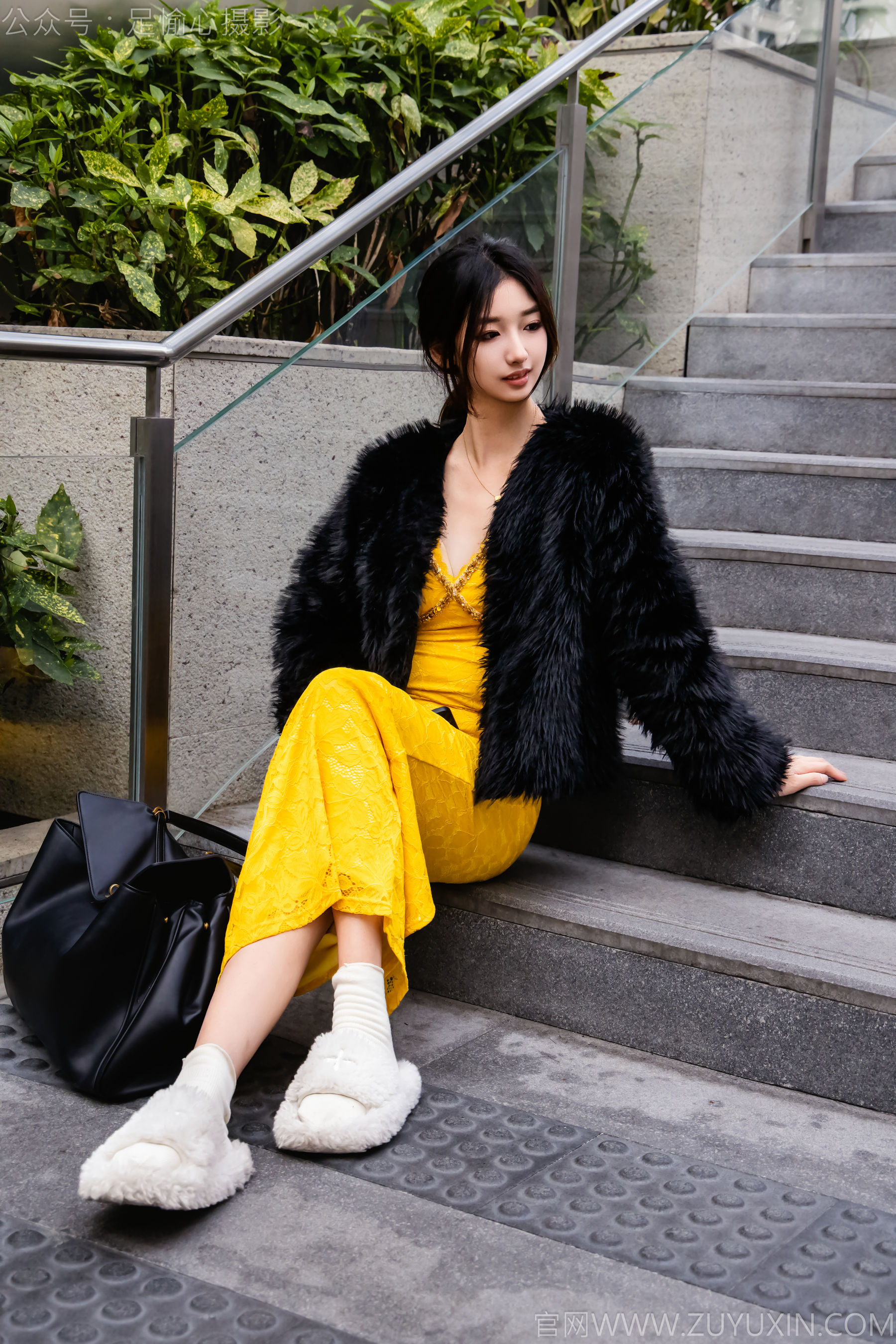 足愉心 No.010 星朵 （搭配：黑色毛衫、黄色连衣裙、绒毛拖鞋、白色棉袜、裸足）/(110P)