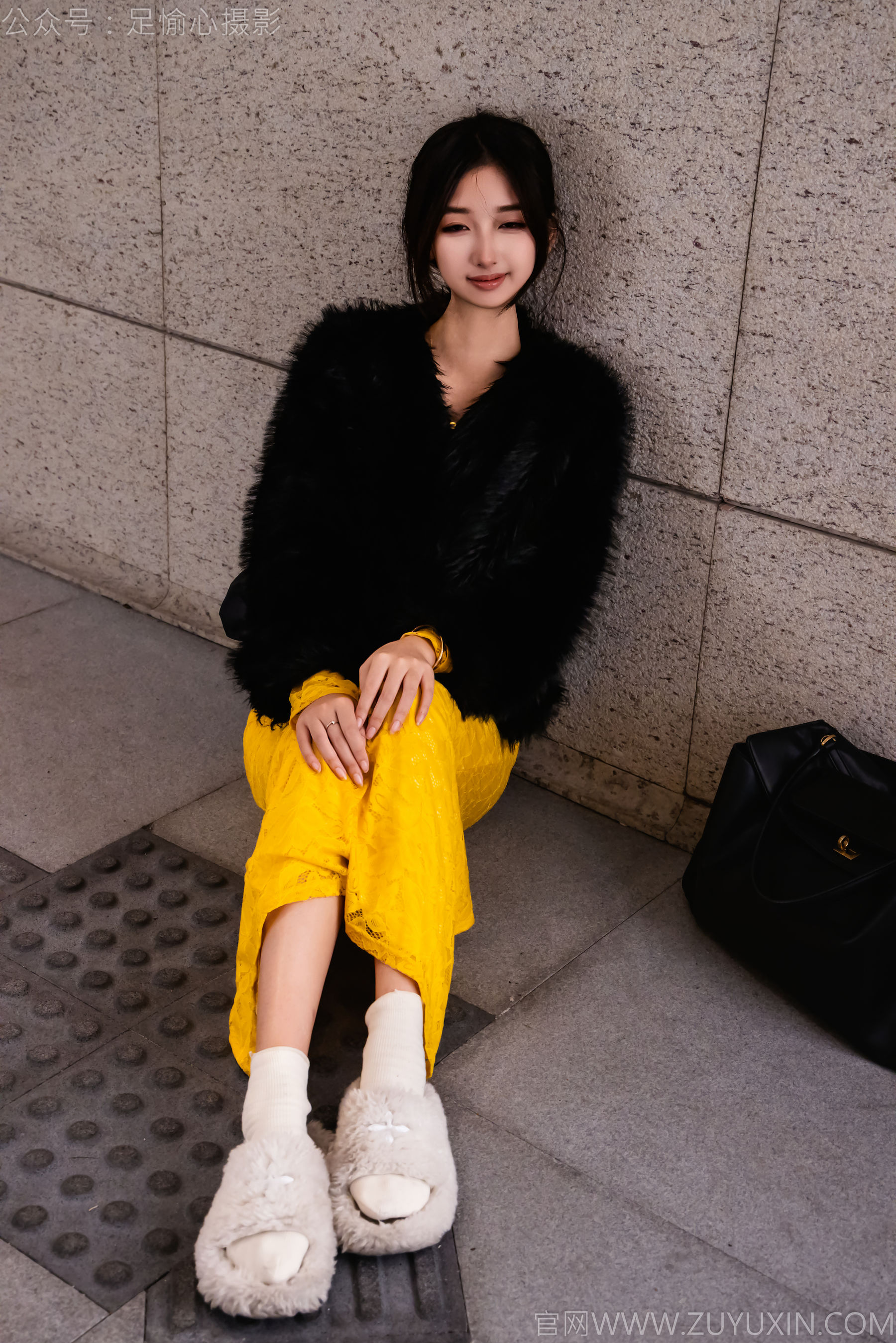 足愉心 No.010 星朵 （搭配：黑色毛衫、黄色连衣裙、绒毛拖鞋、白色棉袜、裸足）/(110P)