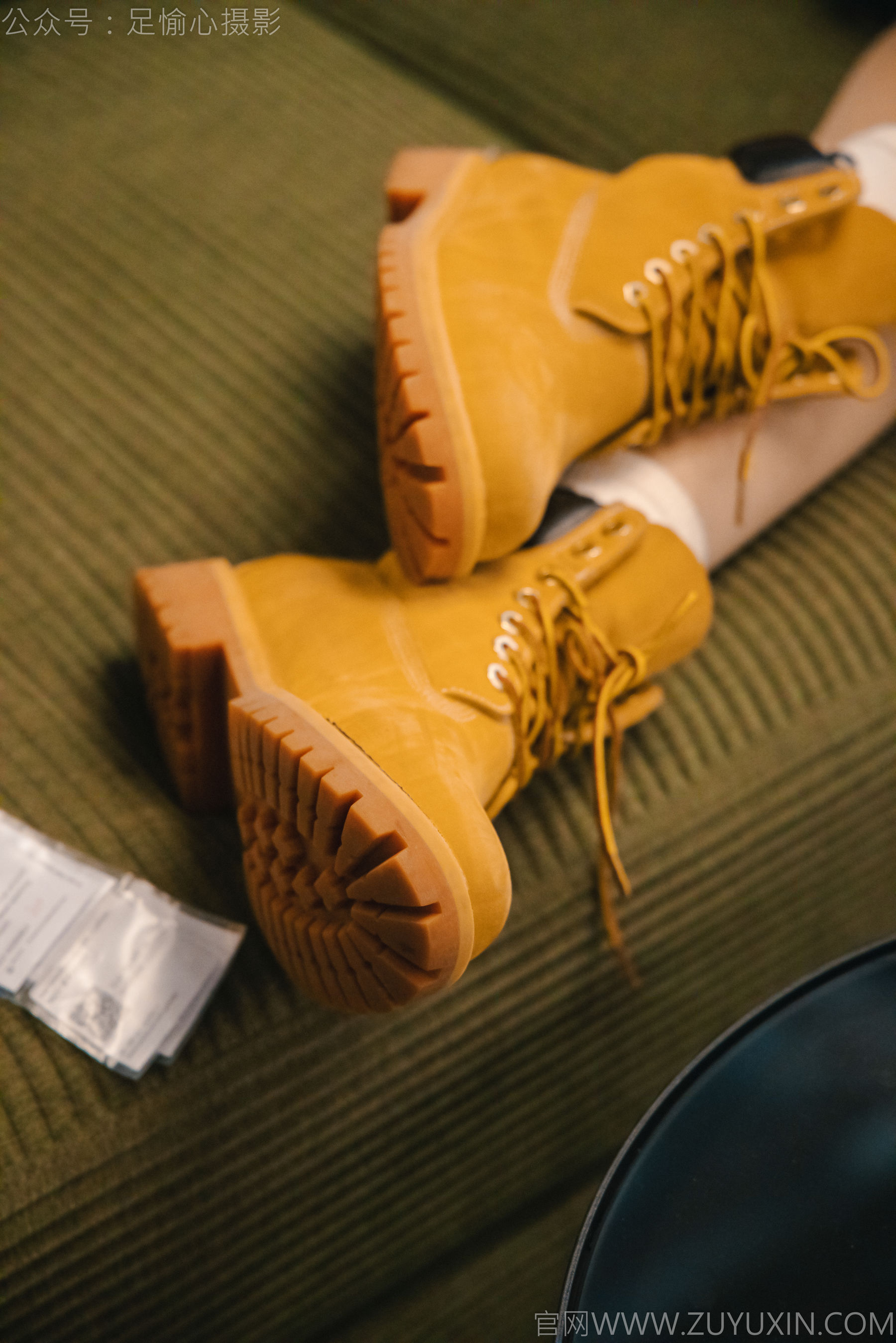 足愉心 No.015 可乐 （搭配：红色夹克、白T、短裙、马丁靴、肉丝色袜、白棉袜）/(120P)