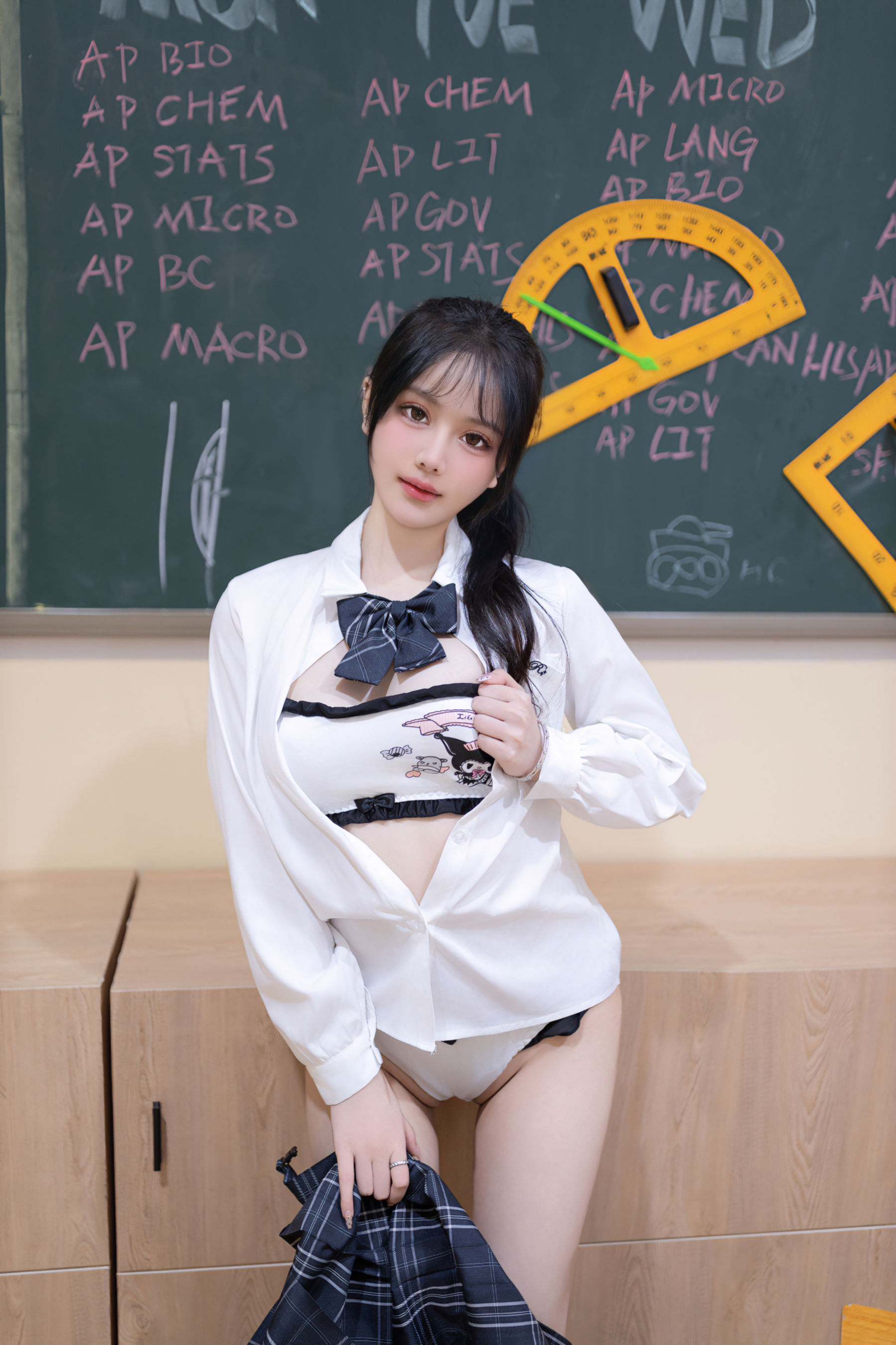 谢小蒽 教室调教写真/(100P)
