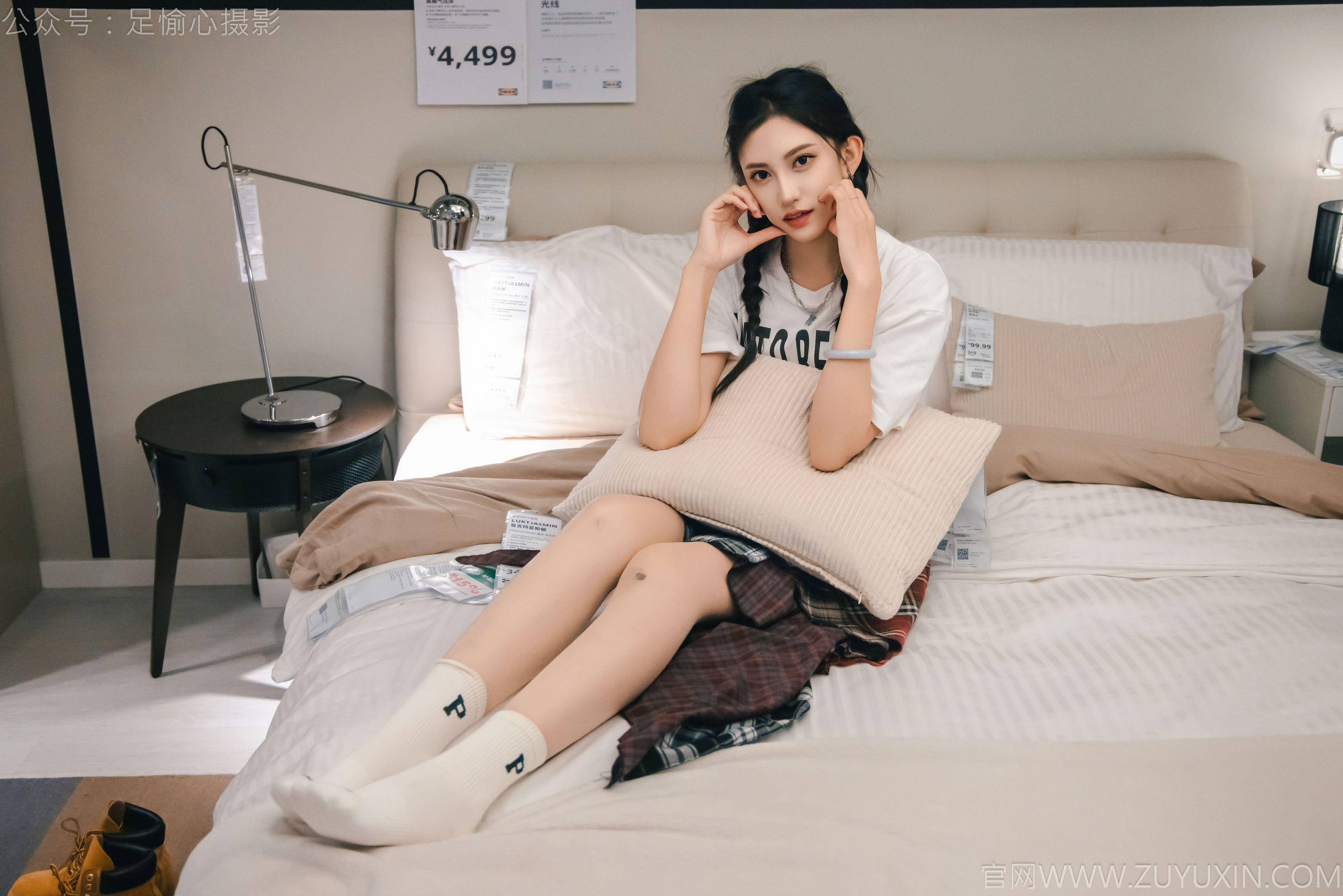 足愉心 No.015 可乐 （搭配：红色夹克、白T、短裙、马丁靴、肉丝色袜、白棉袜）/(120P)