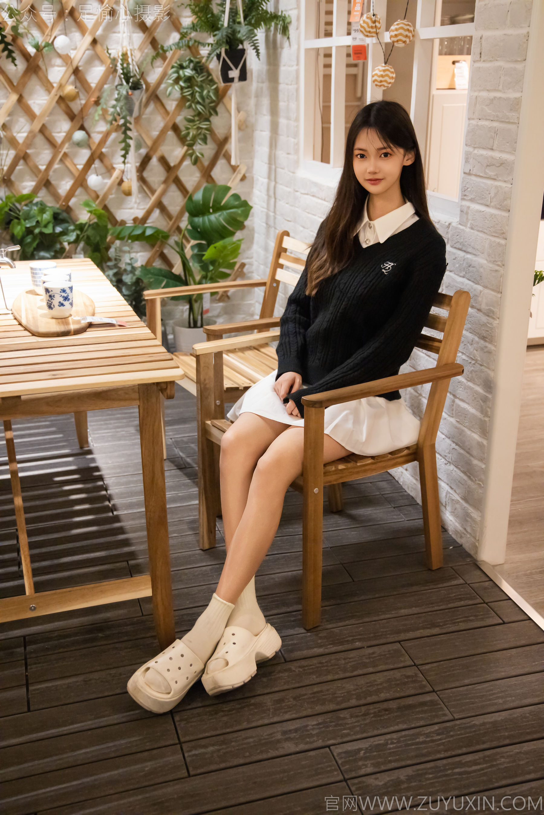 足愉心 No.013 鹿鹿 （搭配：黑色毛衣、白色短裙、洞洞鞋、白色棉袜、裸足）/(110P)