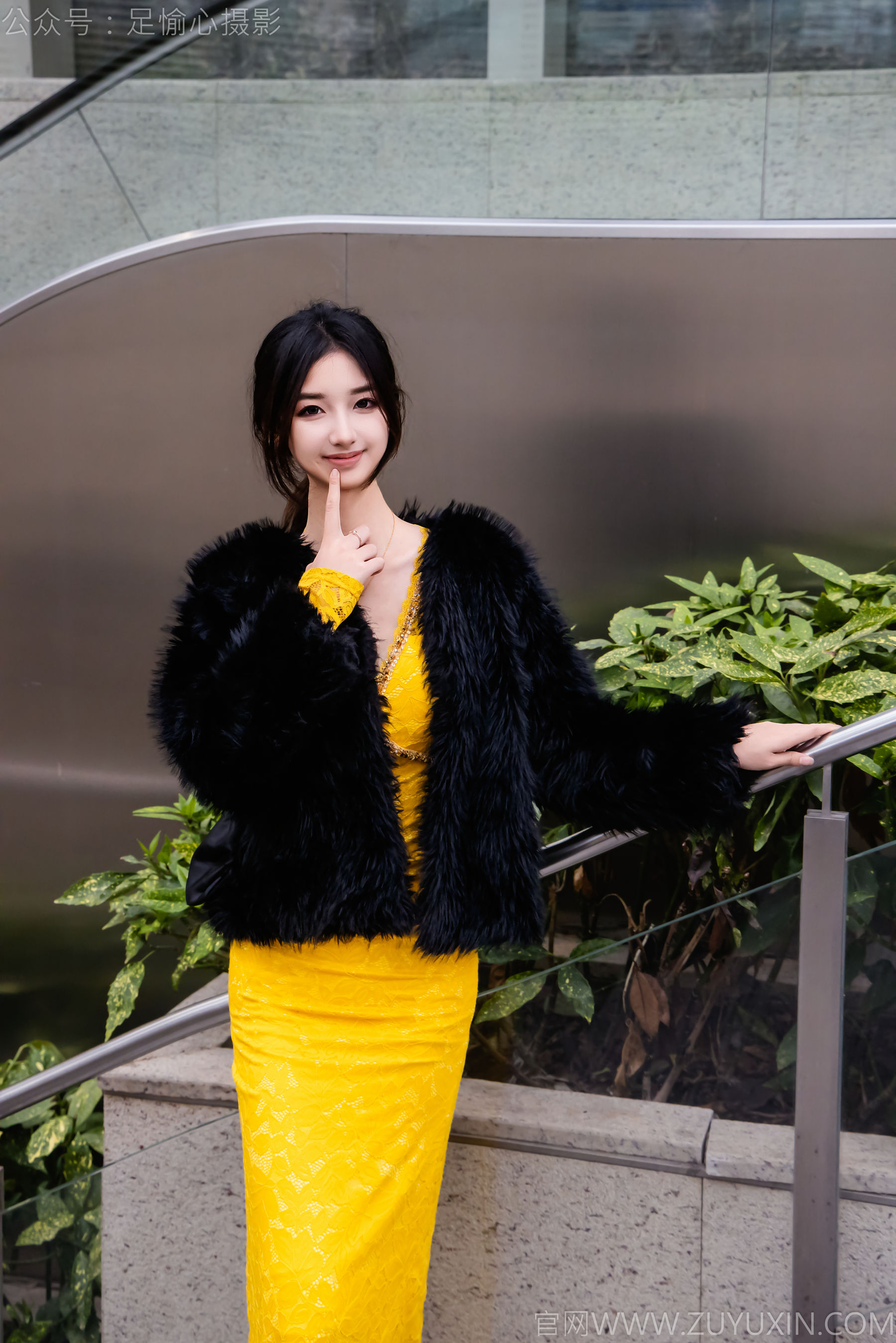 足愉心 No.010 星朵 （搭配：黑色毛衫、黄色连衣裙、绒毛拖鞋、白色棉袜、裸足）/(110P)