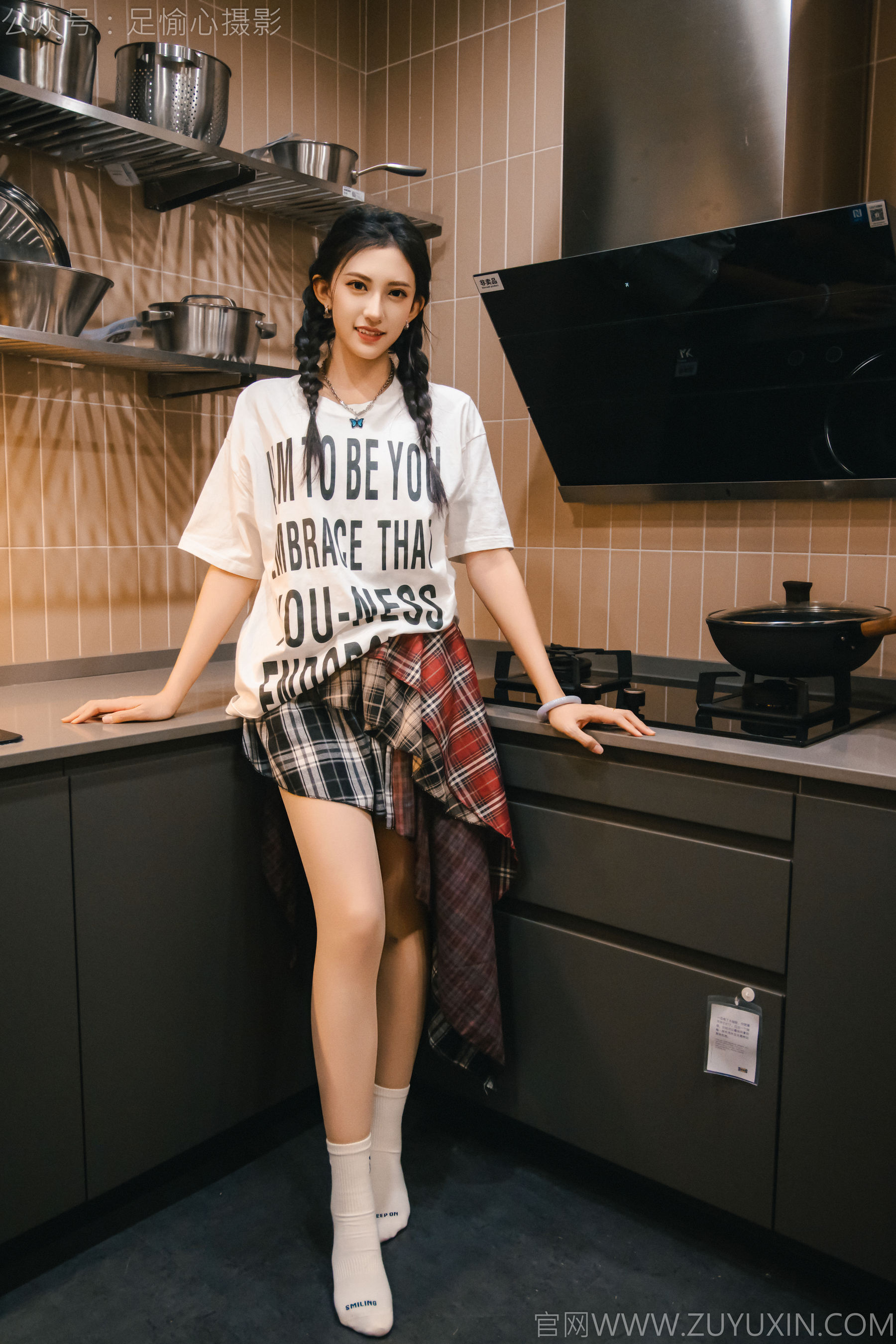 足愉心 No.015 可乐 （搭配：红色夹克、白T、短裙、马丁靴、肉丝色袜、白棉袜）/(120P)