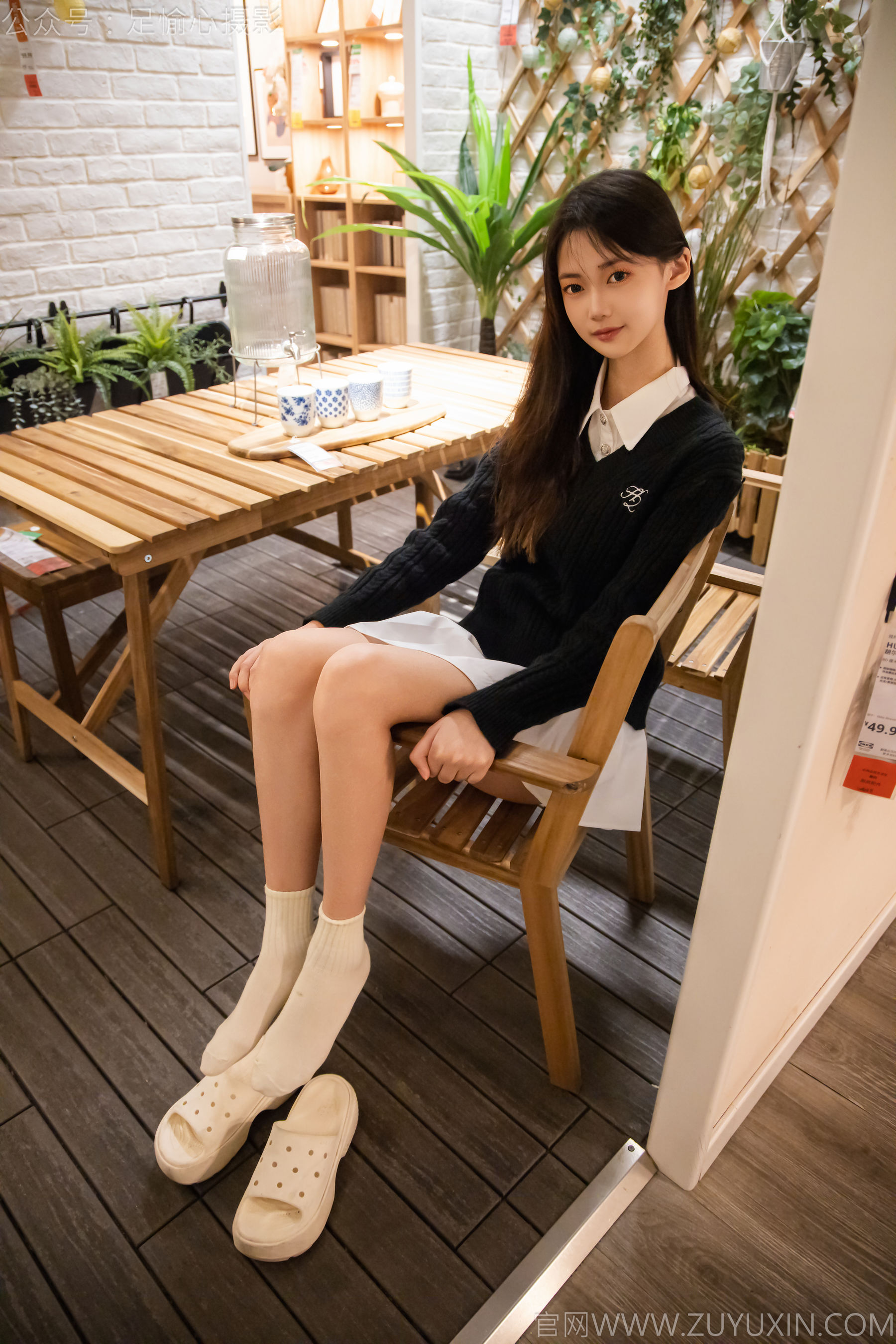 足愉心 No.013 鹿鹿 （搭配：黑色毛衣、白色短裙、洞洞鞋、白色棉袜、裸足）/(110P)