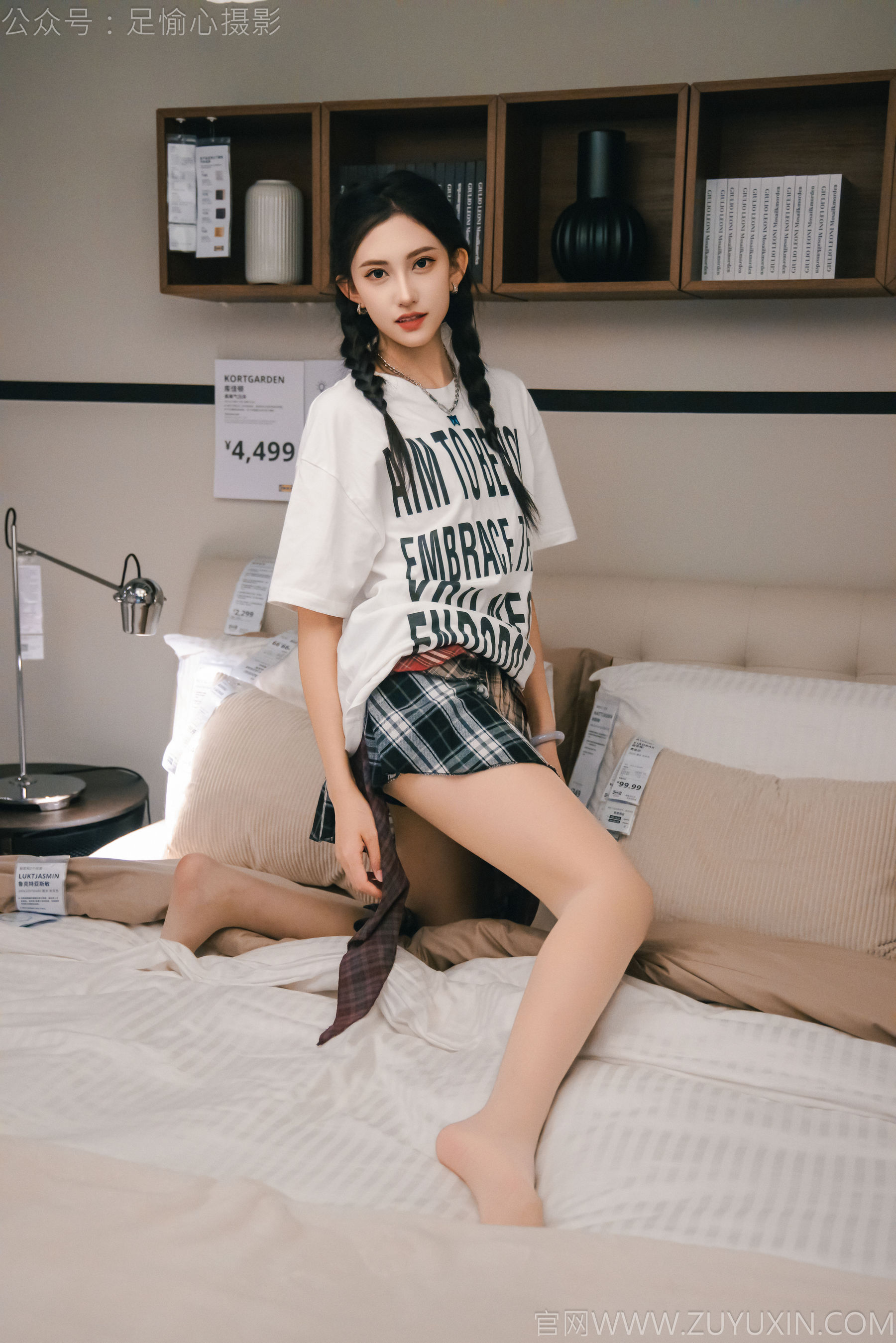 足愉心 No.015 可乐 （搭配：红色夹克、白T、短裙、马丁靴、肉丝色袜、白棉袜）/(120P)