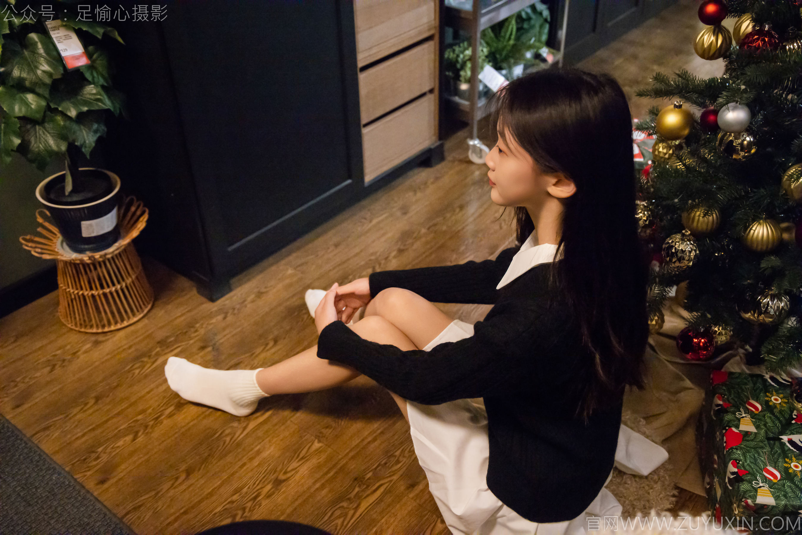 足愉心 No.013 鹿鹿 （搭配：黑色毛衣、白色短裙、洞洞鞋、白色棉袜、裸足）/(110P)