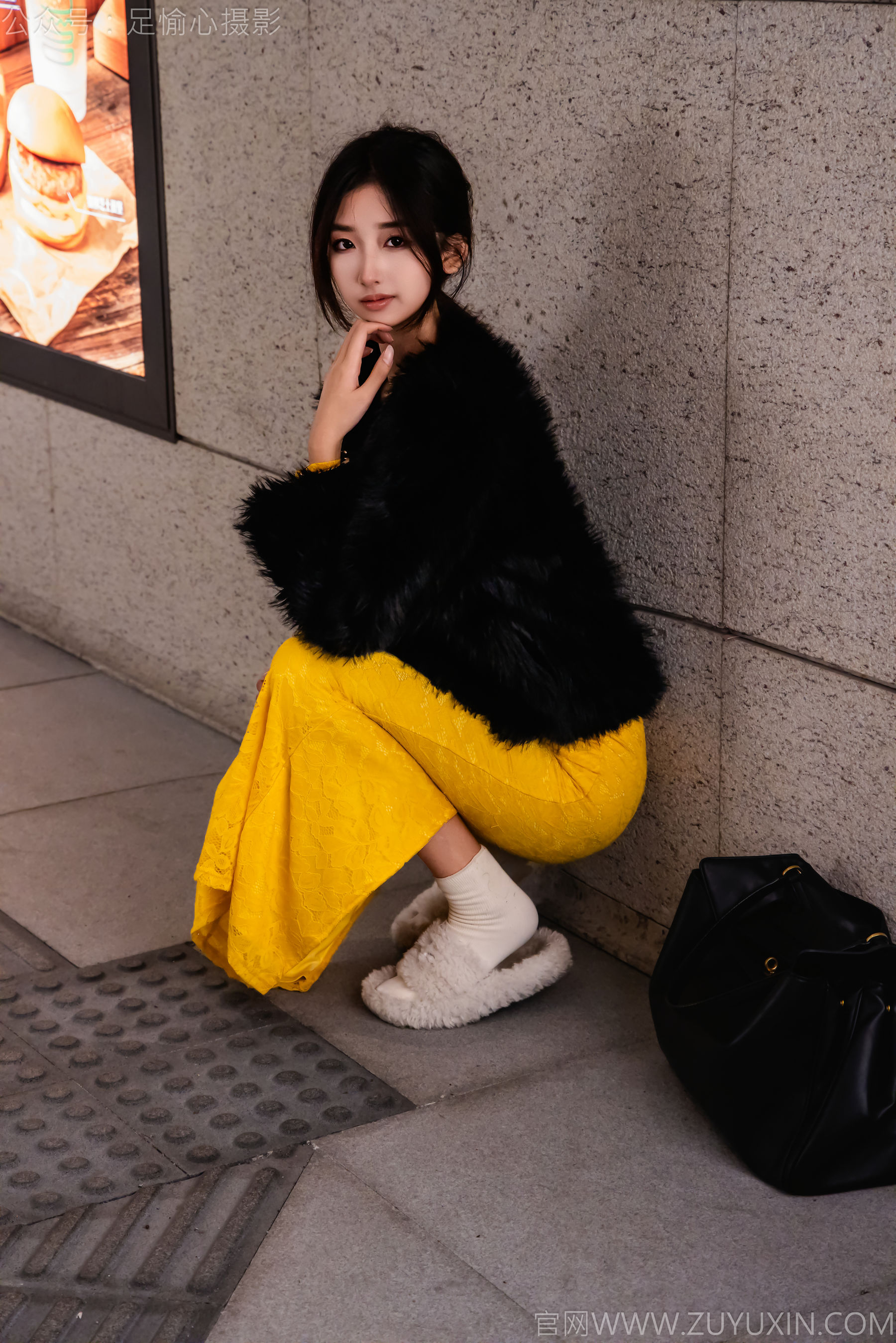 足愉心 No.010 星朵 （搭配：黑色毛衫、黄色连衣裙、绒毛拖鞋、白色棉袜、裸足）/(110P)