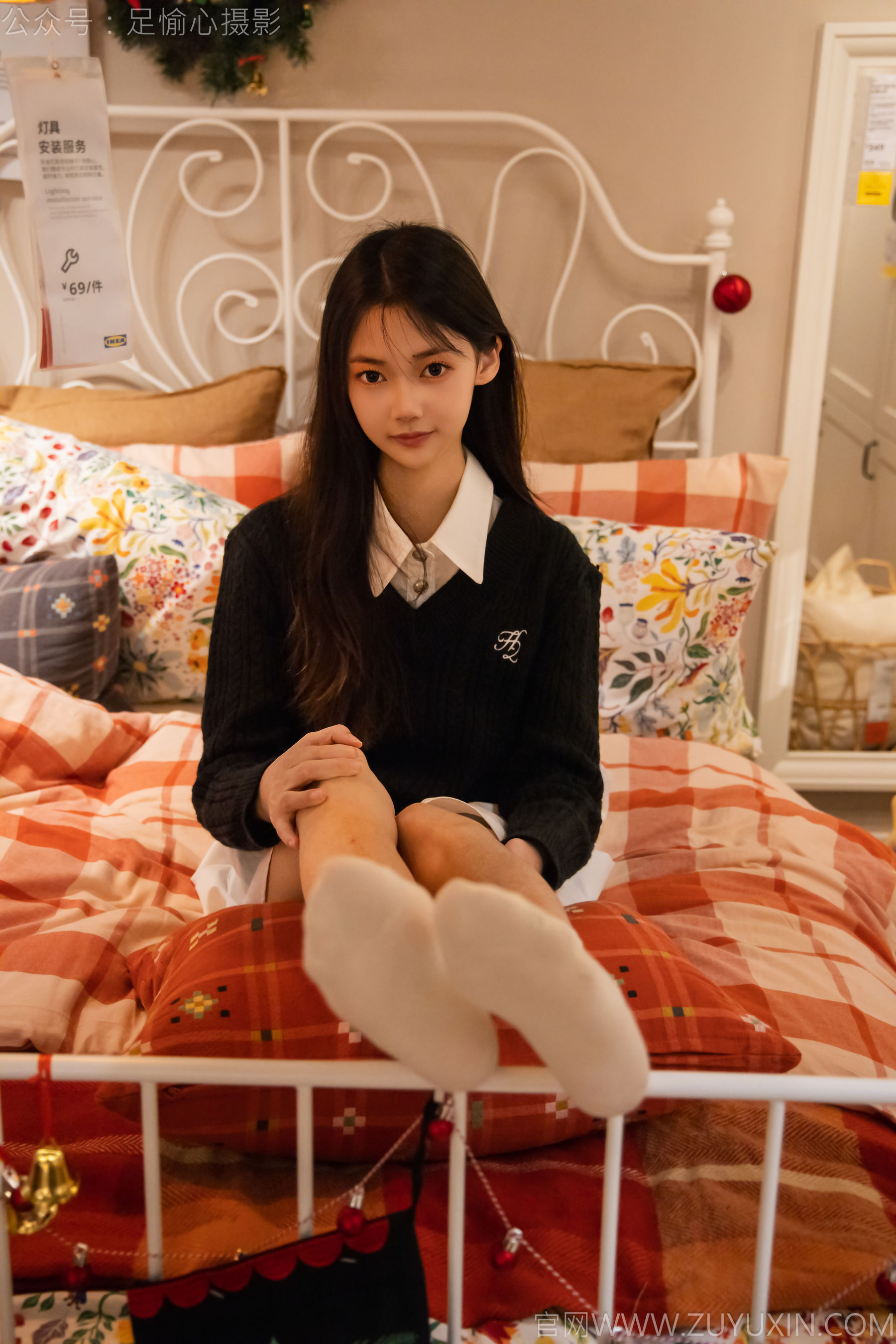 足愉心 No.013 鹿鹿 （搭配：黑色毛衣、白色短裙、洞洞鞋、白色棉袜、裸足）/(110P)