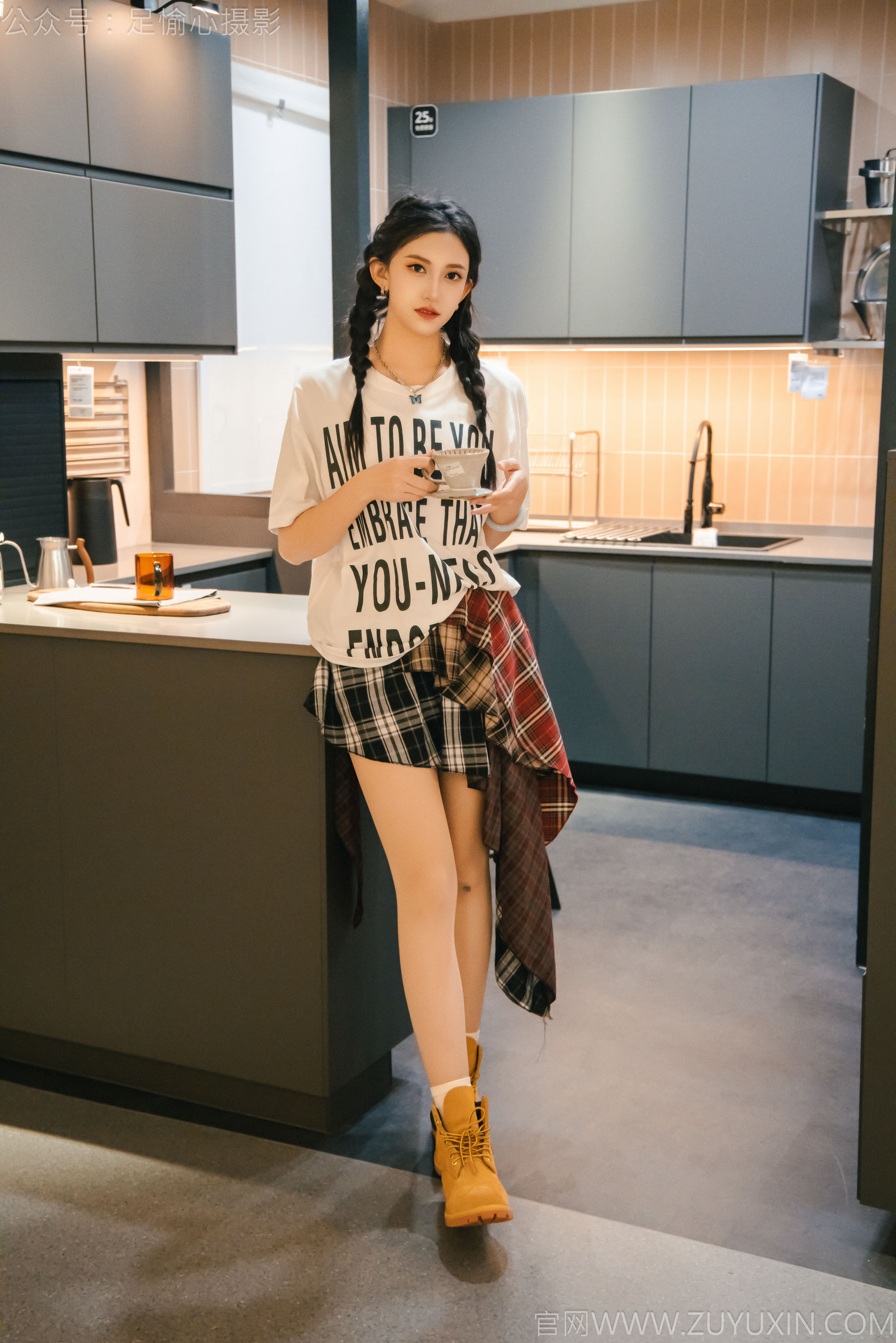 足愉心 No.015 可乐 （搭配：红色夹克、白T、短裙、马丁靴、肉丝色袜、白棉袜）/(120P)