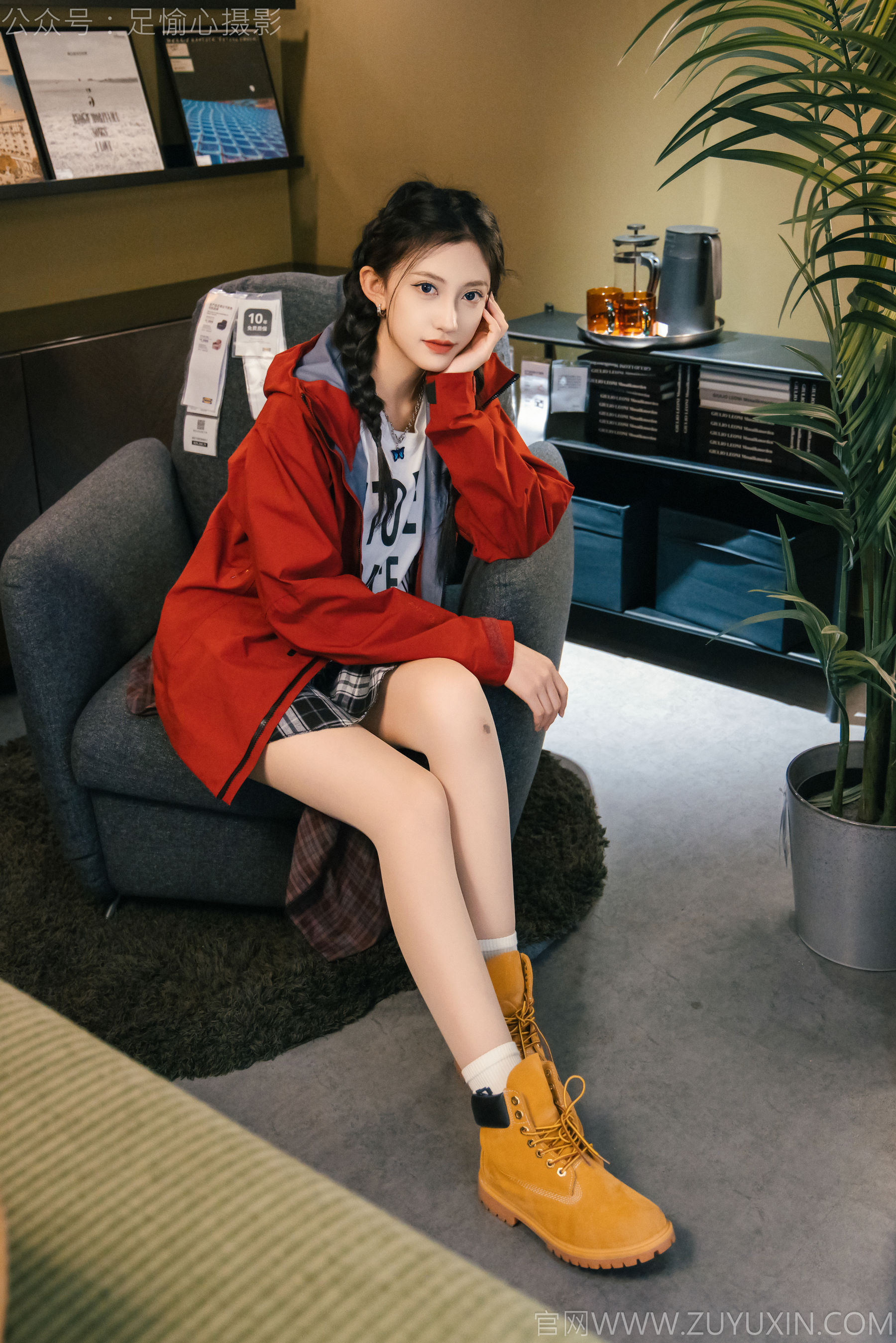 足愉心 No.015 可乐 （搭配：红色夹克、白T、短裙、马丁靴、肉丝色袜、白棉袜）/(120P)