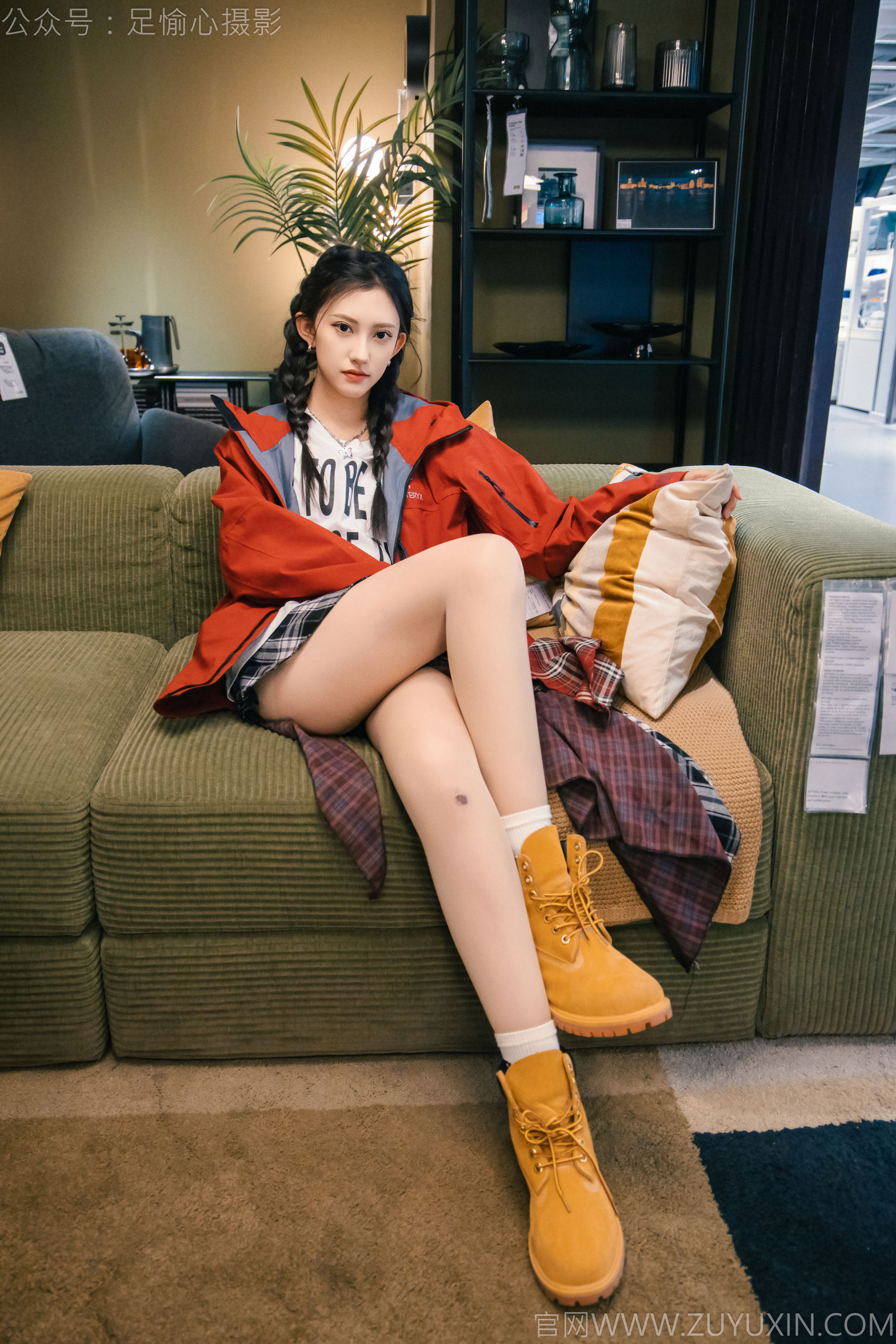 足愉心 No.015 可乐 （搭配：红色夹克、白T、短裙、马丁靴、肉丝色袜、白棉袜）/(120P)