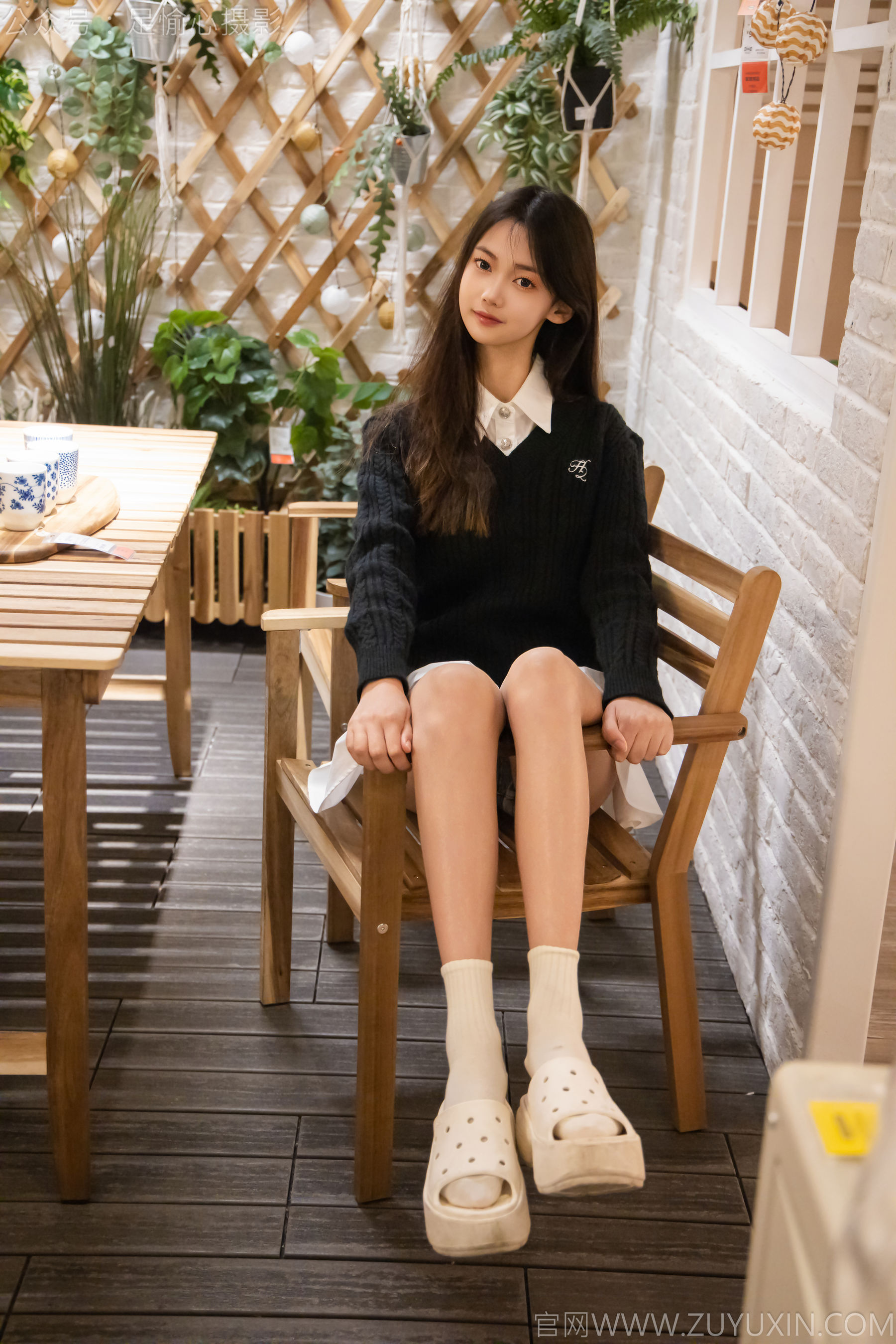 足愉心 No.013 鹿鹿 （搭配：黑色毛衣、白色短裙、洞洞鞋、白色棉袜、裸足）/(110P)